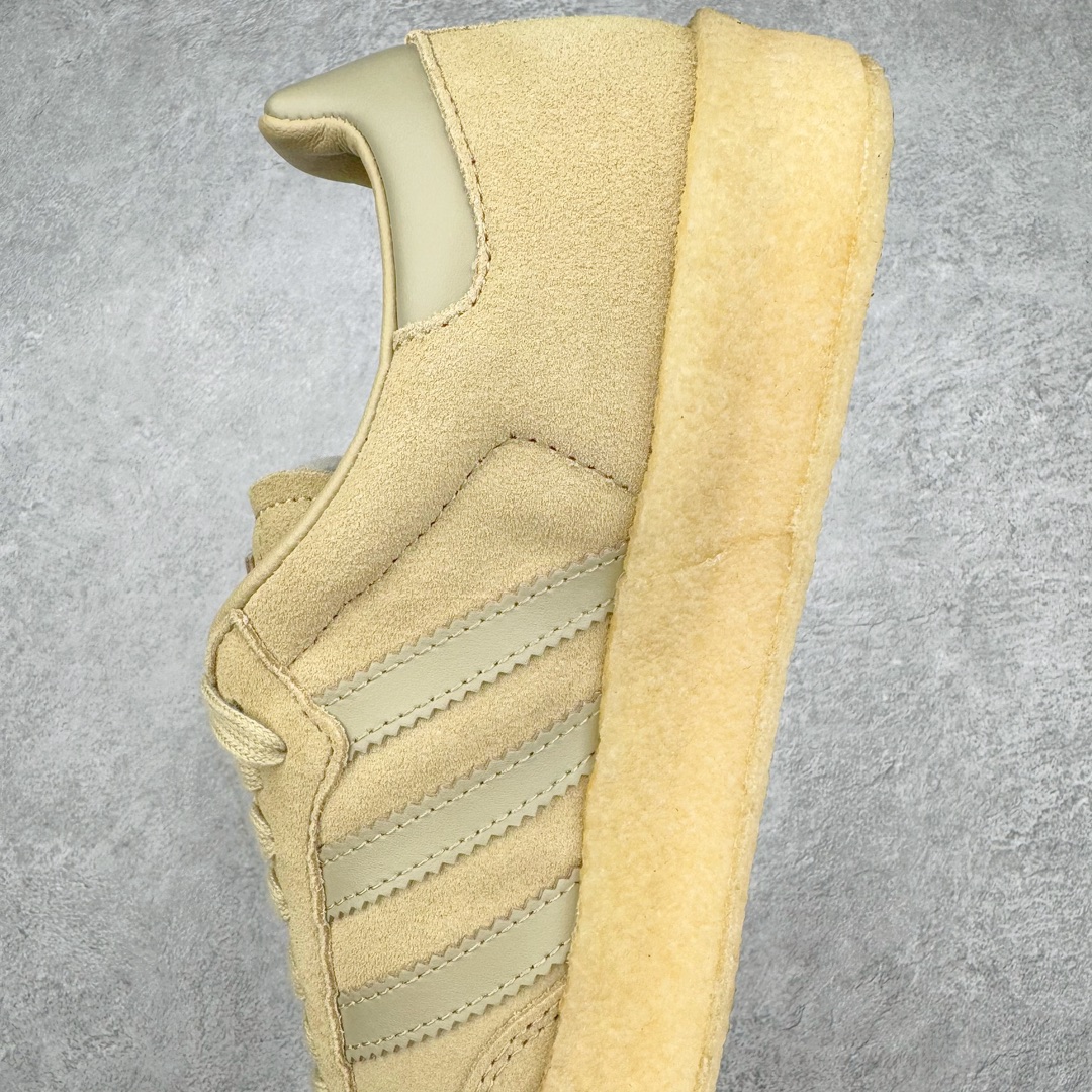 图片[7]-＃纯原福利 KITH x Clarks x AD Originals 8th Street Samba 三方联名桑巴舞街头系列低帮德训风百搭复古松糕休闲运动厚底板鞋 正确组合大底 大厂出品 结合 Wallabee 大底的全新 Samba 鞋款登场 KITH 创办人兼首席执行长 Ronnie Fieg 与 AD这对人气合作阵容再度重聚 不仅如此 今番更加入近年表现优秀的鞋履品牌 Clarks Originals 展开三方联名 透过热门项目互相碰撞将彼此的 DNA 协调融入 带来名为「8th Street Samba」的全新迭代 一次亮相橄榄绿、焦糖棕色、白底绿线条三种配色 尺码：36⅔ 37⅓ 38 38⅔ 39⅓ 40 40⅔ 41⅓ 42 42⅔ 43⅓ 44-选品中心