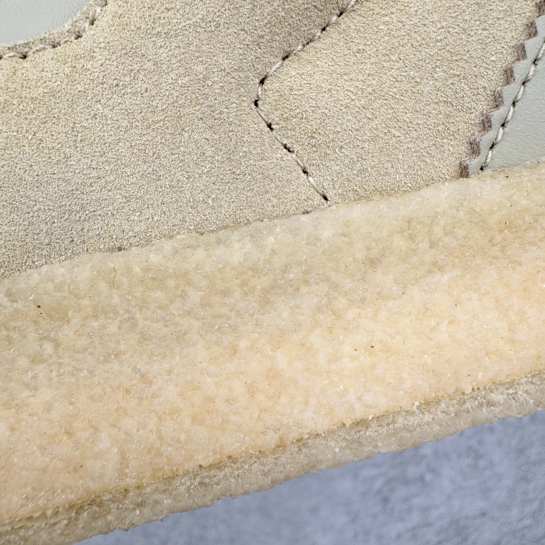 图片[16]-＃纯原福利 KITH x Clarks x AD Originals 8th Street Samba 三方联名桑巴舞街头系列低帮德训风百搭复古松糕休闲运动厚底板鞋 正确组合大底 大厂出品 结合 Wallabee 大底的全新 Samba 鞋款登场 KITH 创办人兼首席执行长 Ronnie Fieg 与 AD这对人气合作阵容再度重聚 不仅如此 今番更加入近年表现优秀的鞋履品牌 Clarks Originals 展开三方联名 透过热门项目互相碰撞将彼此的 DNA 协调融入 带来名为「8th Street Samba」的全新迭代 一次亮相橄榄绿、焦糖棕色、白底绿线条三种配色 尺码：36⅔ 37⅓ 38 38⅔ 39⅓ 40 40⅔ 41⅓ 42 42⅔ 43⅓ 44-选品中心