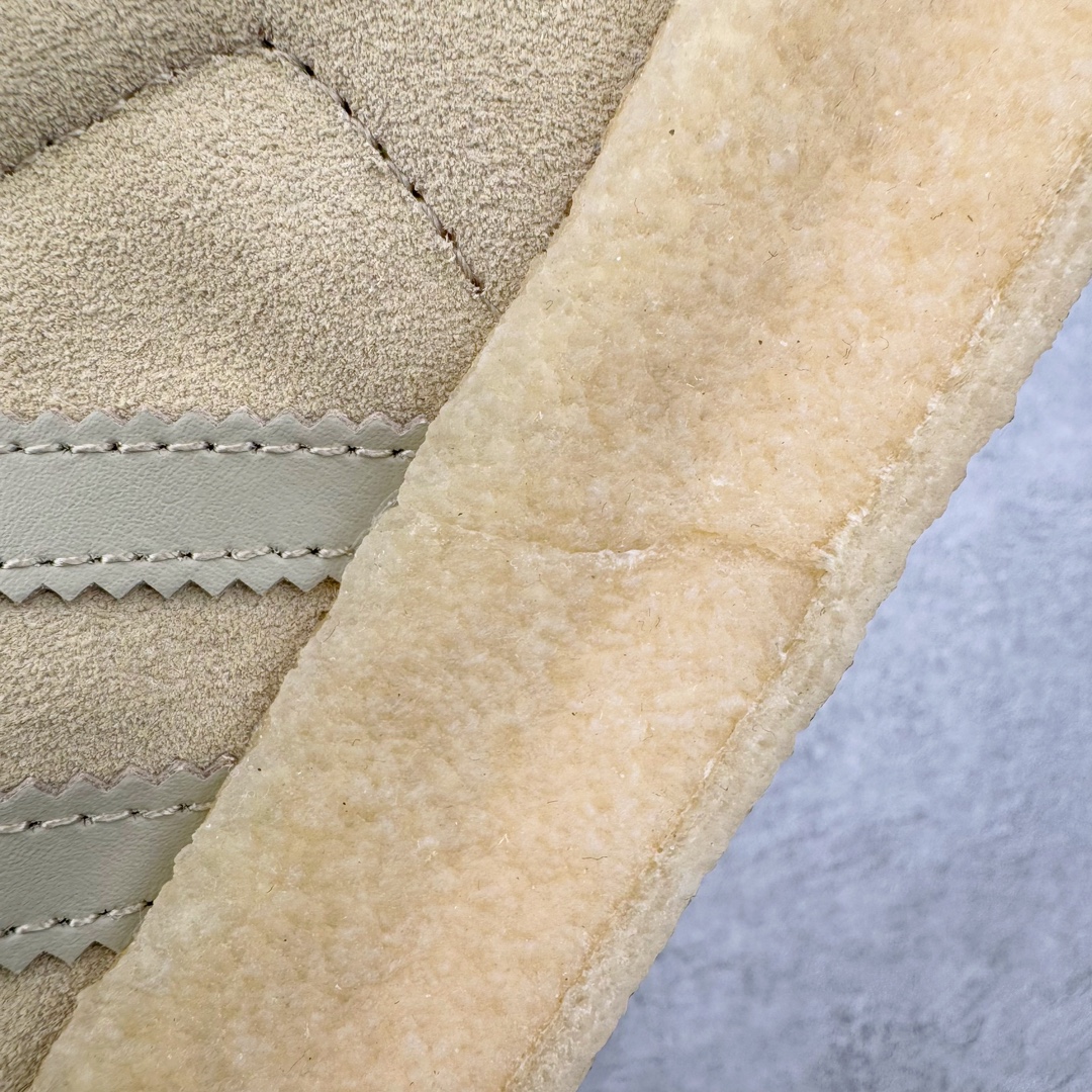 图片[12]-＃纯原福利 KITH x Clarks x AD Originals 8th Street Samba 三方联名桑巴舞街头系列低帮德训风百搭复古松糕休闲运动厚底板鞋 正确组合大底 大厂出品 结合 Wallabee 大底的全新 Samba 鞋款登场 KITH 创办人兼首席执行长 Ronnie Fieg 与 AD这对人气合作阵容再度重聚 不仅如此 今番更加入近年表现优秀的鞋履品牌 Clarks Originals 展开三方联名 透过热门项目互相碰撞将彼此的 DNA 协调融入 带来名为「8th Street Samba」的全新迭代 一次亮相橄榄绿、焦糖棕色、白底绿线条三种配色 尺码：36⅔ 37⅓ 38 38⅔ 39⅓ 40 40⅔ 41⅓ 42 42⅔ 43⅓ 44-选品中心