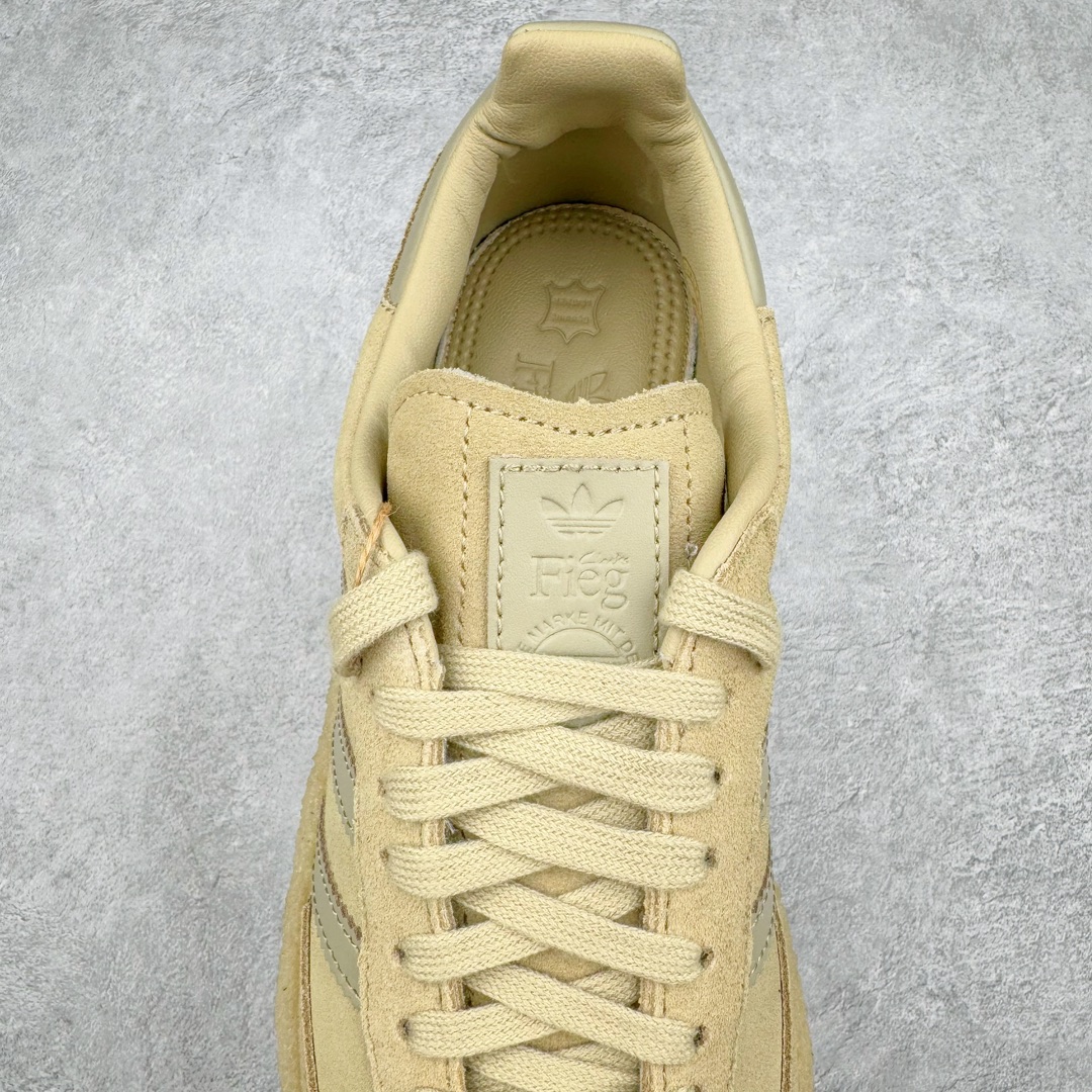 图片[5]-＃纯原福利 KITH x Clarks x AD Originals 8th Street Samba 三方联名桑巴舞街头系列低帮德训风百搭复古松糕休闲运动厚底板鞋 正确组合大底 大厂出品 结合 Wallabee 大底的全新 Samba 鞋款登场 KITH 创办人兼首席执行长 Ronnie Fieg 与 AD这对人气合作阵容再度重聚 不仅如此 今番更加入近年表现优秀的鞋履品牌 Clarks Originals 展开三方联名 透过热门项目互相碰撞将彼此的 DNA 协调融入 带来名为「8th Street Samba」的全新迭代 一次亮相橄榄绿、焦糖棕色、白底绿线条三种配色 尺码：36⅔ 37⅓ 38 38⅔ 39⅓ 40 40⅔ 41⅓ 42 42⅔ 43⅓ 44-选品中心