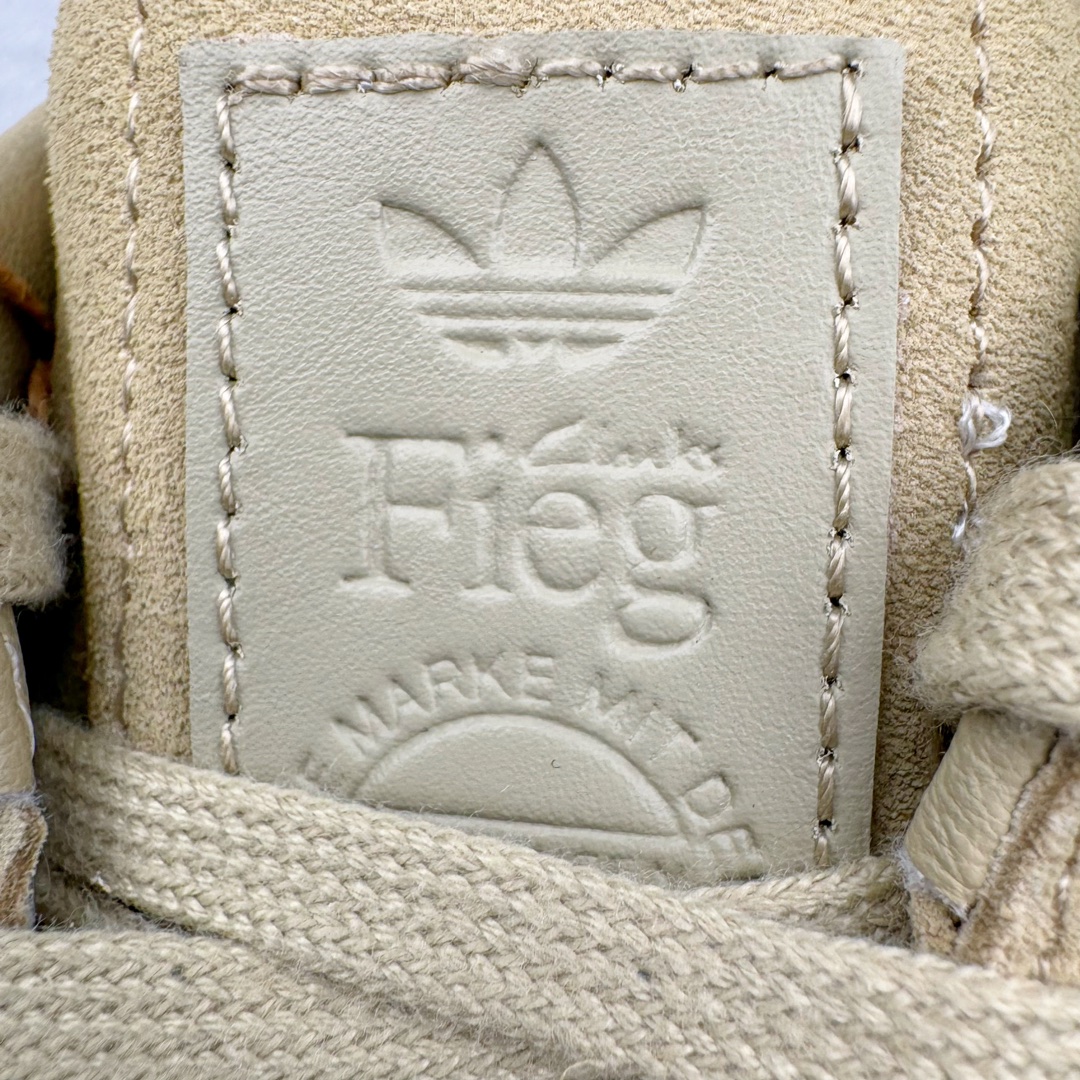 图片[15]-＃纯原福利 KITH x Clarks x AD Originals 8th Street Samba 三方联名桑巴舞街头系列低帮德训风百搭复古松糕休闲运动厚底板鞋 正确组合大底 大厂出品 结合 Wallabee 大底的全新 Samba 鞋款登场 KITH 创办人兼首席执行长 Ronnie Fieg 与 AD这对人气合作阵容再度重聚 不仅如此 今番更加入近年表现优秀的鞋履品牌 Clarks Originals 展开三方联名 透过热门项目互相碰撞将彼此的 DNA 协调融入 带来名为「8th Street Samba」的全新迭代 一次亮相橄榄绿、焦糖棕色、白底绿线条三种配色 尺码：36⅔ 37⅓ 38 38⅔ 39⅓ 40 40⅔ 41⅓ 42 42⅔ 43⅓ 44-选品中心