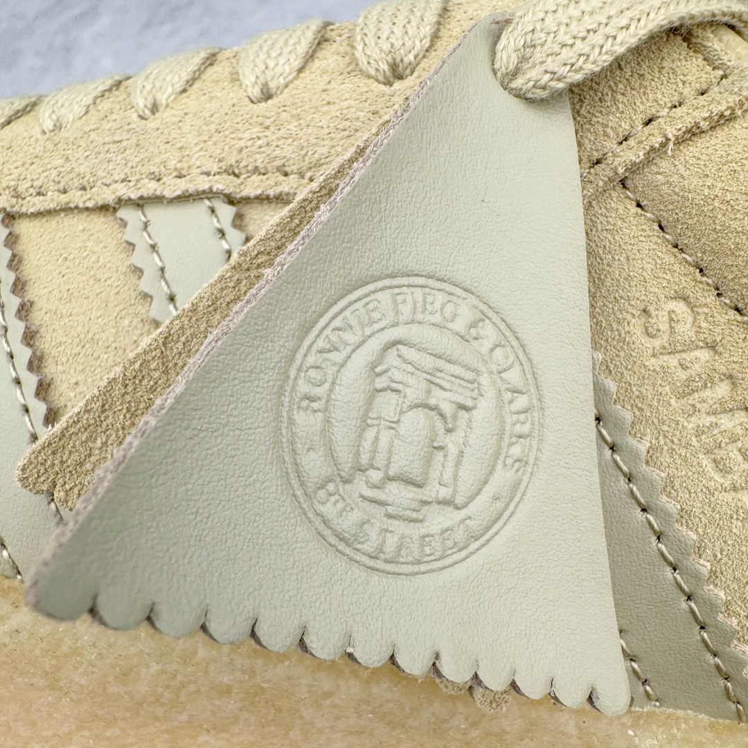 图片[11]-＃纯原福利 KITH x Clarks x AD Originals 8th Street Samba 三方联名桑巴舞街头系列低帮德训风百搭复古松糕休闲运动厚底板鞋 正确组合大底 大厂出品 结合 Wallabee 大底的全新 Samba 鞋款登场 KITH 创办人兼首席执行长 Ronnie Fieg 与 AD这对人气合作阵容再度重聚 不仅如此 今番更加入近年表现优秀的鞋履品牌 Clarks Originals 展开三方联名 透过热门项目互相碰撞将彼此的 DNA 协调融入 带来名为「8th Street Samba」的全新迭代 一次亮相橄榄绿、焦糖棕色、白底绿线条三种配色 尺码：36⅔ 37⅓ 38 38⅔ 39⅓ 40 40⅔ 41⅓ 42 42⅔ 43⅓ 44-选品中心