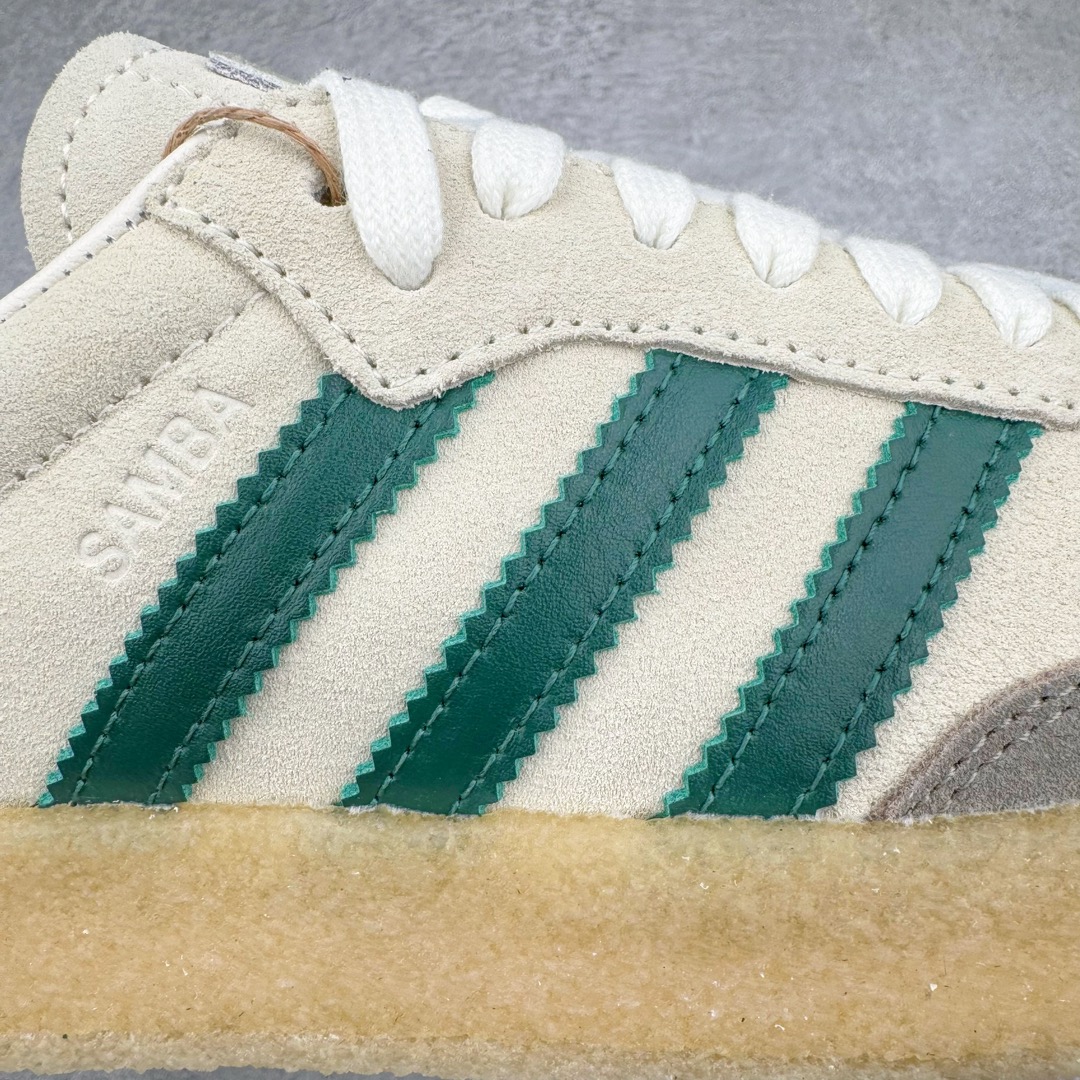 图片[11]-＃纯原福利 KITH x Clarks x AD Originals 8th Street Samba 三方联名桑巴舞街头系列低帮德训风百搭复古松糕休闲运动厚底板鞋 正确组合大底 大厂出品 结合 Wallabee 大底的全新 Samba 鞋款登场 KITH 创办人兼首席执行长 Ronnie Fieg 与 AD这对人气合作阵容再度重聚 不仅如此 今番更加入近年表现优秀的鞋履品牌 Clarks Originals 展开三方联名 透过热门项目互相碰撞将彼此的 DNA 协调融入 带来名为「8th Street Samba」的全新迭代 一次亮相橄榄绿、焦糖棕色、白底绿线条三种配色 尺码：36 36⅔ 40-选品中心