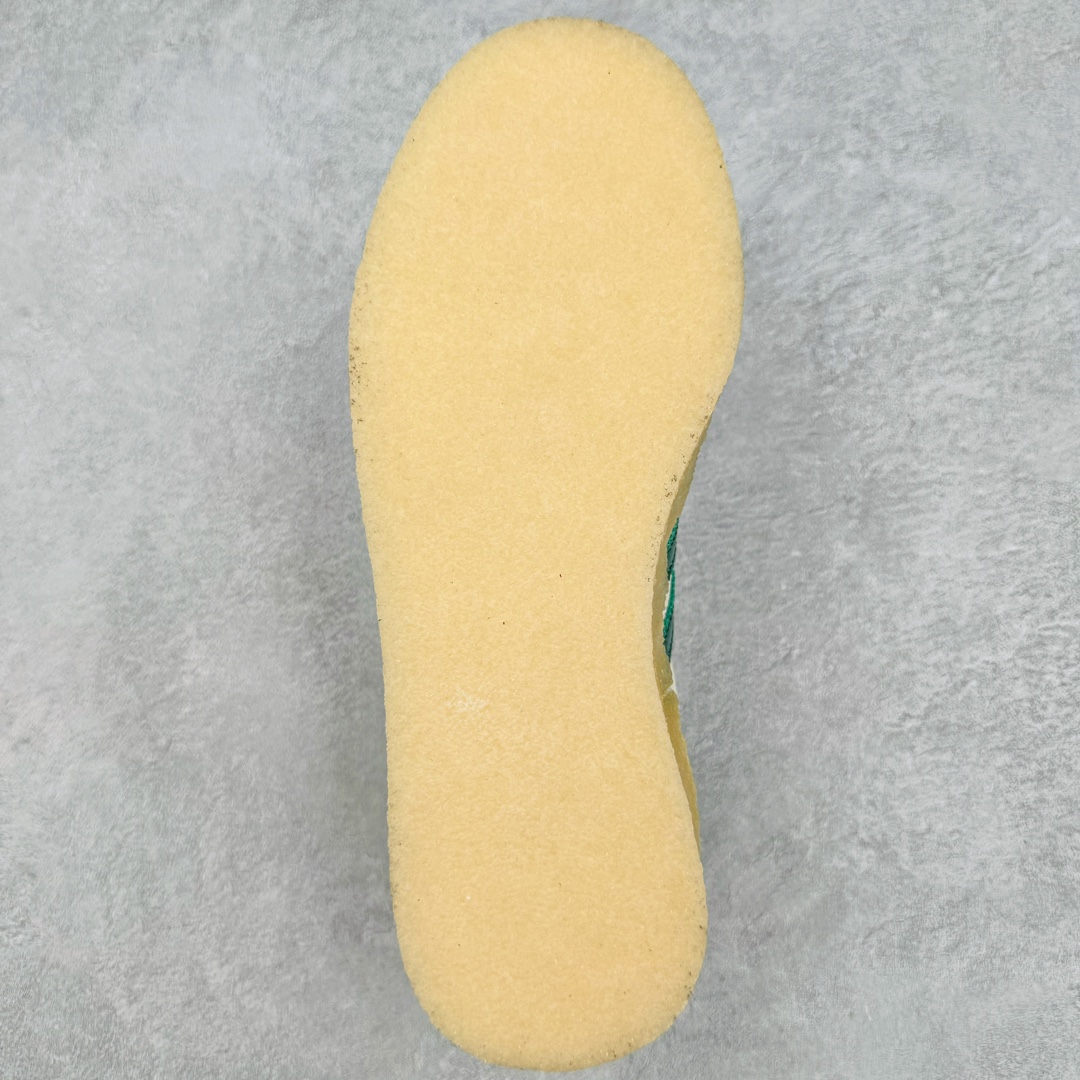 图片[9]-＃纯原福利 KITH x Clarks x AD Originals 8th Street Samba 三方联名桑巴舞街头系列低帮德训风百搭复古松糕休闲运动厚底板鞋 正确组合大底 大厂出品 结合 Wallabee 大底的全新 Samba 鞋款登场 KITH 创办人兼首席执行长 Ronnie Fieg 与 AD这对人气合作阵容再度重聚 不仅如此 今番更加入近年表现优秀的鞋履品牌 Clarks Originals 展开三方联名 透过热门项目互相碰撞将彼此的 DNA 协调融入 带来名为「8th Street Samba」的全新迭代 一次亮相橄榄绿、焦糖棕色、白底绿线条三种配色 尺码：36 36⅔ 40-选品中心