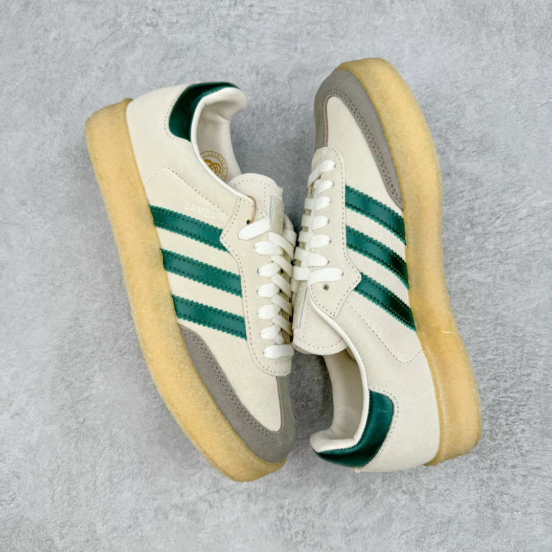 图片[3]-＃纯原福利 KITH x Clarks x AD Originals 8th Street Samba 三方联名桑巴舞街头系列低帮德训风百搭复古松糕休闲运动厚底板鞋 正确组合大底 大厂出品 结合 Wallabee 大底的全新 Samba 鞋款登场 KITH 创办人兼首席执行长 Ronnie Fieg 与 AD这对人气合作阵容再度重聚 不仅如此 今番更加入近年表现优秀的鞋履品牌 Clarks Originals 展开三方联名 透过热门项目互相碰撞将彼此的 DNA 协调融入 带来名为「8th Street Samba」的全新迭代 一次亮相橄榄绿、焦糖棕色、白底绿线条三种配色 尺码：36 36⅔ 40-选品中心