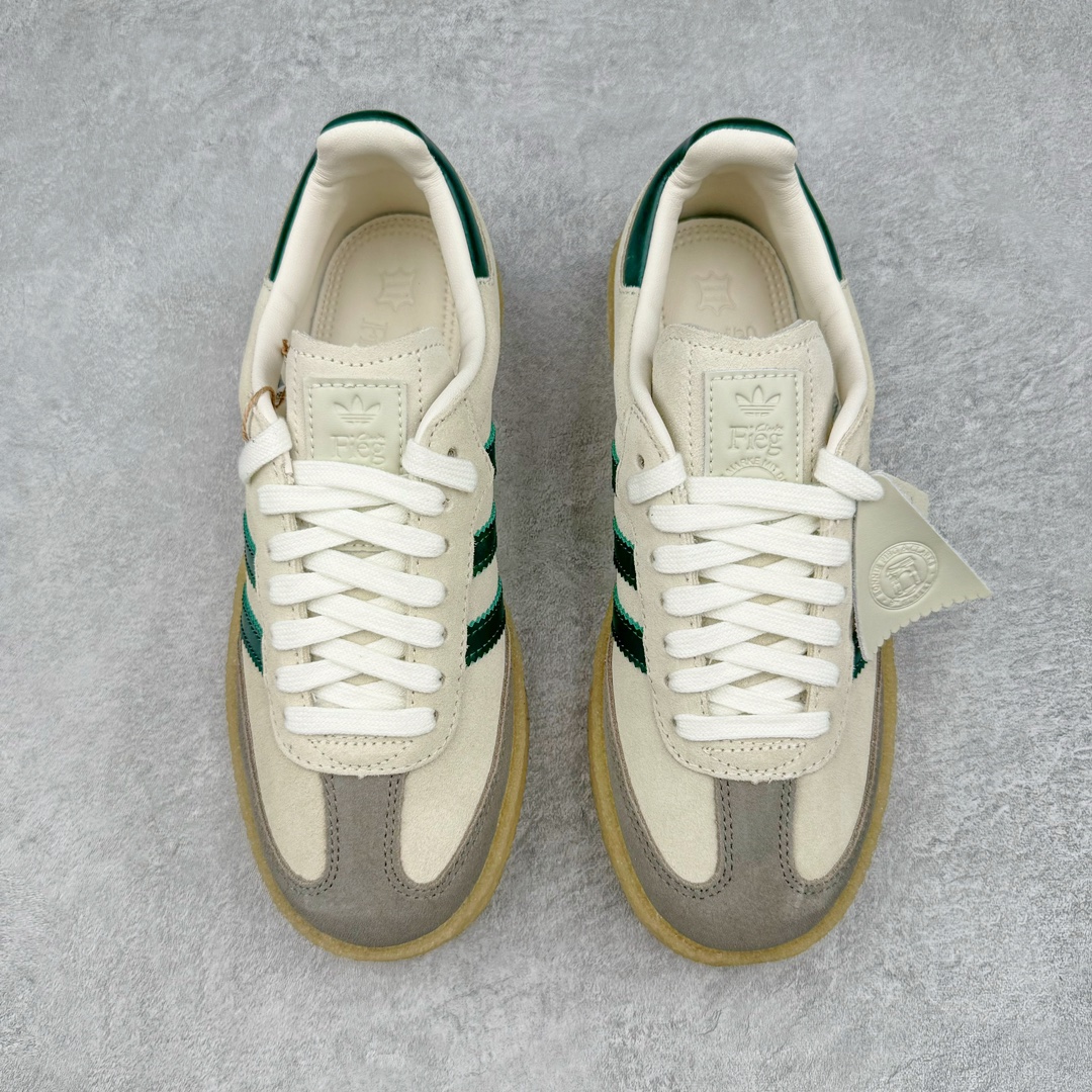 图片[2]-＃纯原福利 KITH x Clarks x AD Originals 8th Street Samba 三方联名桑巴舞街头系列低帮德训风百搭复古松糕休闲运动厚底板鞋 正确组合大底 大厂出品 结合 Wallabee 大底的全新 Samba 鞋款登场 KITH 创办人兼首席执行长 Ronnie Fieg 与 AD这对人气合作阵容再度重聚 不仅如此 今番更加入近年表现优秀的鞋履品牌 Clarks Originals 展开三方联名 透过热门项目互相碰撞将彼此的 DNA 协调融入 带来名为「8th Street Samba」的全新迭代 一次亮相橄榄绿、焦糖棕色、白底绿线条三种配色 尺码：36 36⅔ 40-选品中心