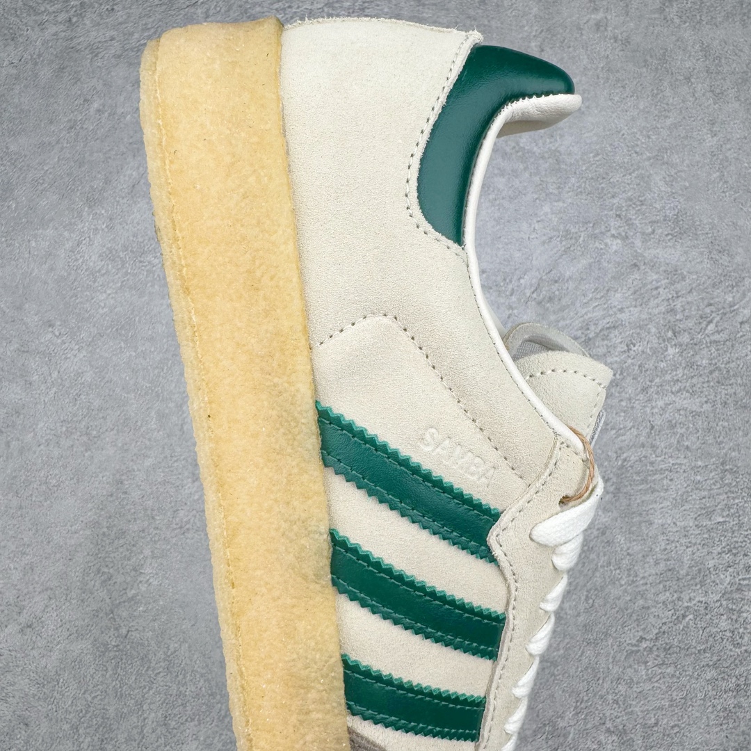 图片[6]-＃纯原福利 KITH x Clarks x AD Originals 8th Street Samba 三方联名桑巴舞街头系列低帮德训风百搭复古松糕休闲运动厚底板鞋 正确组合大底 大厂出品 结合 Wallabee 大底的全新 Samba 鞋款登场 KITH 创办人兼首席执行长 Ronnie Fieg 与 AD这对人气合作阵容再度重聚 不仅如此 今番更加入近年表现优秀的鞋履品牌 Clarks Originals 展开三方联名 透过热门项目互相碰撞将彼此的 DNA 协调融入 带来名为「8th Street Samba」的全新迭代 一次亮相橄榄绿、焦糖棕色、白底绿线条三种配色 尺码：36 36⅔ 40-选品中心