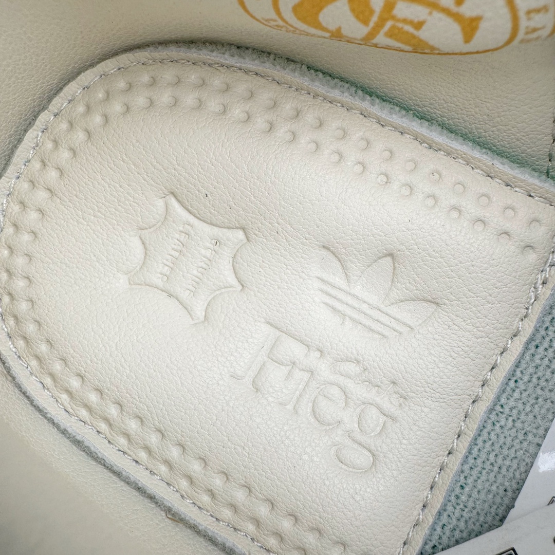 图片[18]-＃纯原福利 KITH x Clarks x AD Originals 8th Street Samba 三方联名桑巴舞街头系列低帮德训风百搭复古松糕休闲运动厚底板鞋 正确组合大底 大厂出品 结合 Wallabee 大底的全新 Samba 鞋款登场 KITH 创办人兼首席执行长 Ronnie Fieg 与 AD这对人气合作阵容再度重聚 不仅如此 今番更加入近年表现优秀的鞋履品牌 Clarks Originals 展开三方联名 透过热门项目互相碰撞将彼此的 DNA 协调融入 带来名为「8th Street Samba」的全新迭代 一次亮相橄榄绿、焦糖棕色、白底绿线条三种配色 尺码：36 36⅔ 40-选品中心