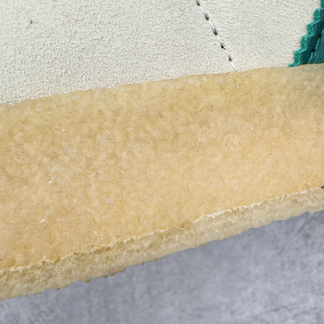 图片[10]-＃纯原福利 KITH x Clarks x AD Originals 8th Street Samba 三方联名桑巴舞街头系列低帮德训风百搭复古松糕休闲运动厚底板鞋 正确组合大底 大厂出品 结合 Wallabee 大底的全新 Samba 鞋款登场 KITH 创办人兼首席执行长 Ronnie Fieg 与 AD这对人气合作阵容再度重聚 不仅如此 今番更加入近年表现优秀的鞋履品牌 Clarks Originals 展开三方联名 透过热门项目互相碰撞将彼此的 DNA 协调融入 带来名为「8th Street Samba」的全新迭代 一次亮相橄榄绿、焦糖棕色、白底绿线条三种配色 尺码：36 36⅔ 40-选品中心