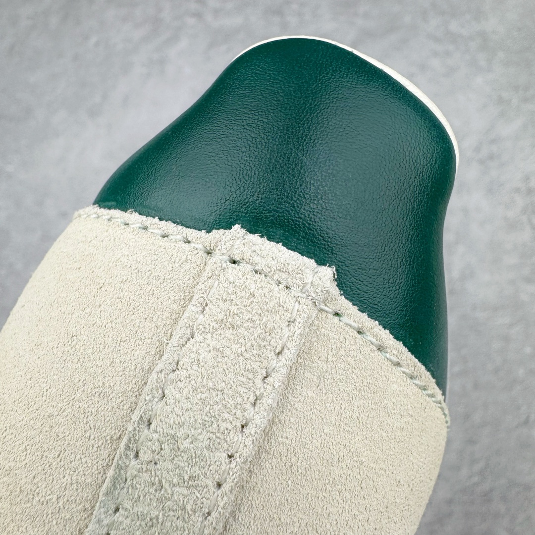 图片[14]-＃纯原福利 KITH x Clarks x AD Originals 8th Street Samba 三方联名桑巴舞街头系列低帮德训风百搭复古松糕休闲运动厚底板鞋 正确组合大底 大厂出品 结合 Wallabee 大底的全新 Samba 鞋款登场 KITH 创办人兼首席执行长 Ronnie Fieg 与 AD这对人气合作阵容再度重聚 不仅如此 今番更加入近年表现优秀的鞋履品牌 Clarks Originals 展开三方联名 透过热门项目互相碰撞将彼此的 DNA 协调融入 带来名为「8th Street Samba」的全新迭代 一次亮相橄榄绿、焦糖棕色、白底绿线条三种配色 尺码：36 36⅔ 40-选品中心