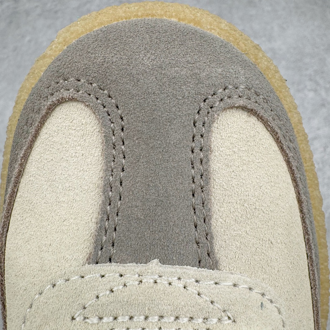 图片[15]-＃纯原福利 KITH x Clarks x AD Originals 8th Street Samba 三方联名桑巴舞街头系列低帮德训风百搭复古松糕休闲运动厚底板鞋 正确组合大底 大厂出品 结合 Wallabee 大底的全新 Samba 鞋款登场 KITH 创办人兼首席执行长 Ronnie Fieg 与 AD这对人气合作阵容再度重聚 不仅如此 今番更加入近年表现优秀的鞋履品牌 Clarks Originals 展开三方联名 透过热门项目互相碰撞将彼此的 DNA 协调融入 带来名为「8th Street Samba」的全新迭代 一次亮相橄榄绿、焦糖棕色、白底绿线条三种配色 尺码：36 36⅔ 40-选品中心