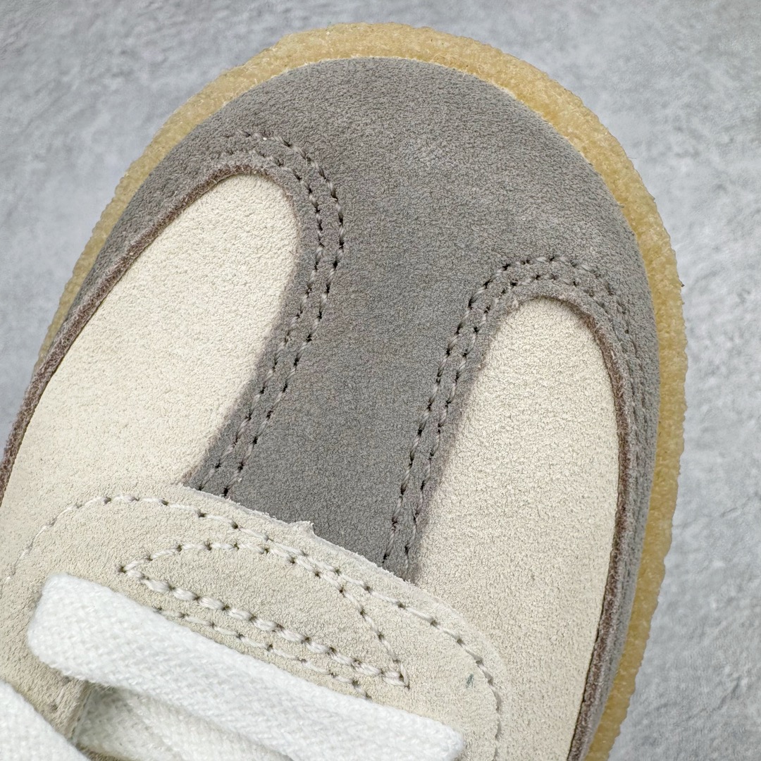 图片[12]-＃纯原福利 KITH x Clarks x AD Originals 8th Street Samba 三方联名桑巴舞街头系列低帮德训风百搭复古松糕休闲运动厚底板鞋 正确组合大底 大厂出品 结合 Wallabee 大底的全新 Samba 鞋款登场 KITH 创办人兼首席执行长 Ronnie Fieg 与 AD这对人气合作阵容再度重聚 不仅如此 今番更加入近年表现优秀的鞋履品牌 Clarks Originals 展开三方联名 透过热门项目互相碰撞将彼此的 DNA 协调融入 带来名为「8th Street Samba」的全新迭代 一次亮相橄榄绿、焦糖棕色、白底绿线条三种配色 尺码：36 36⅔ 40-选品中心