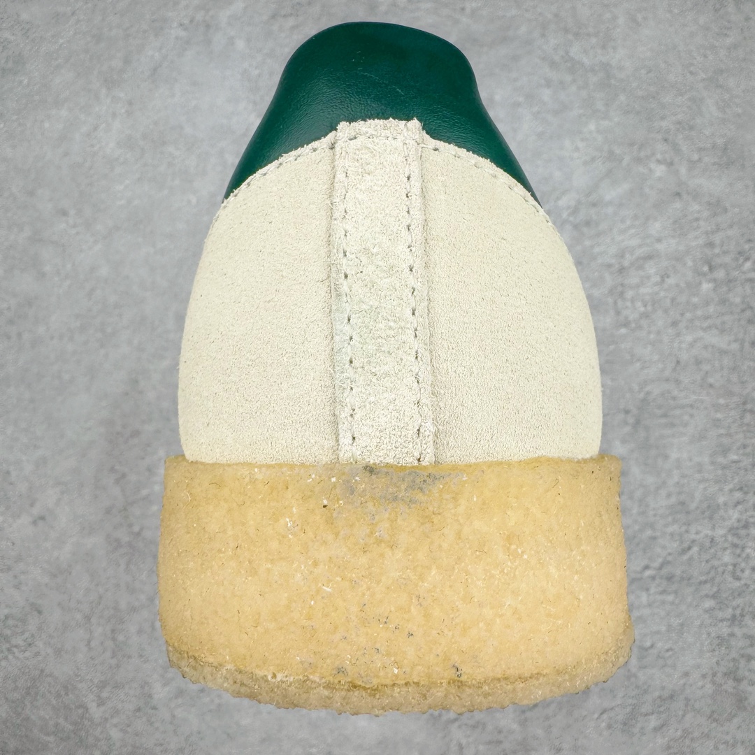 图片[8]-＃纯原福利 KITH x Clarks x AD Originals 8th Street Samba 三方联名桑巴舞街头系列低帮德训风百搭复古松糕休闲运动厚底板鞋 正确组合大底 大厂出品 结合 Wallabee 大底的全新 Samba 鞋款登场 KITH 创办人兼首席执行长 Ronnie Fieg 与 AD这对人气合作阵容再度重聚 不仅如此 今番更加入近年表现优秀的鞋履品牌 Clarks Originals 展开三方联名 透过热门项目互相碰撞将彼此的 DNA 协调融入 带来名为「8th Street Samba」的全新迭代 一次亮相橄榄绿、焦糖棕色、白底绿线条三种配色 尺码：36 36⅔ 40-选品中心