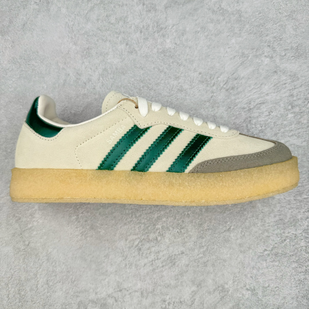 ＃纯原福利 KITH x Clarks x AD Originals 8th Street Samba 三方联名桑巴舞街头系列低帮德训风百搭复古松糕休闲运动厚底板鞋 正确组合大底 大厂出品 结合 Wallabee 大底的全新 Samba 鞋款登场 KITH 创办人兼首席执行长 Ronnie Fieg 与 AD这对人气合作阵容再度重聚 不仅如此 今番更加入近年表现优秀的鞋履品牌 Clarks Originals 展开三方联名 透过热门项目互相碰撞将彼此的 DNA 协调融入 带来名为「8th Street Samba」的全新迭代 一次亮相橄榄绿、焦糖棕色、白底绿线条三种配色 尺码：36 36⅔ 40-选品中心