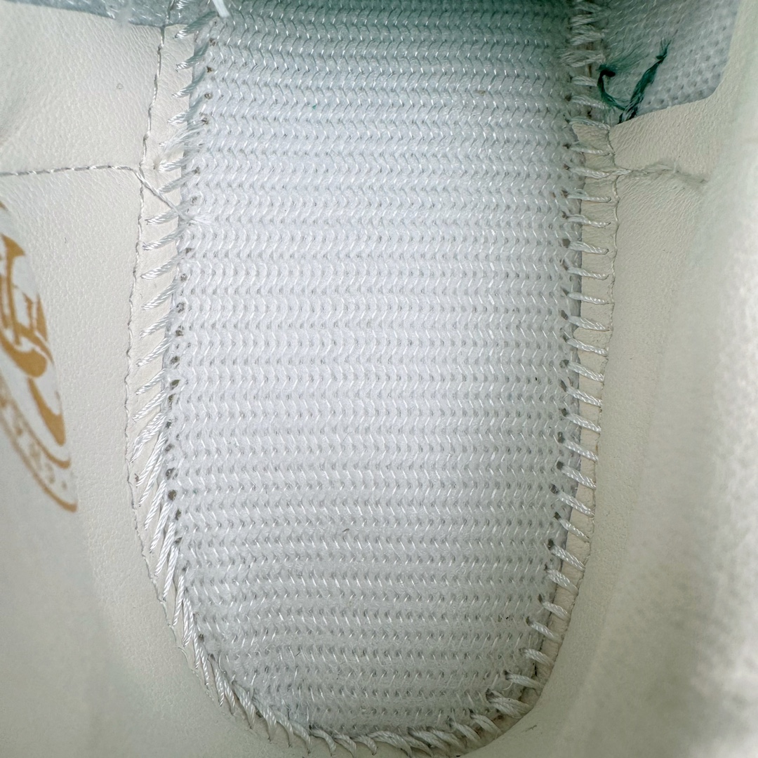 图片[21]-＃纯原福利 KITH x Clarks x AD Originals 8th Street Samba 三方联名桑巴舞街头系列低帮德训风百搭复古松糕休闲运动厚底板鞋 正确组合大底 大厂出品 结合 Wallabee 大底的全新 Samba 鞋款登场 KITH 创办人兼首席执行长 Ronnie Fieg 与 AD这对人气合作阵容再度重聚 不仅如此 今番更加入近年表现优秀的鞋履品牌 Clarks Originals 展开三方联名 透过热门项目互相碰撞将彼此的 DNA 协调融入 带来名为「8th Street Samba」的全新迭代 一次亮相橄榄绿、焦糖棕色、白底绿线条三种配色 尺码：36 36⅔ 40-选品中心