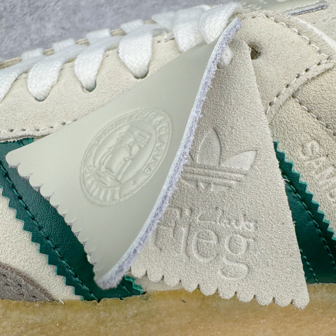 图片[20]-＃纯原福利 KITH x Clarks x AD Originals 8th Street Samba 三方联名桑巴舞街头系列低帮德训风百搭复古松糕休闲运动厚底板鞋 正确组合大底 大厂出品 结合 Wallabee 大底的全新 Samba 鞋款登场 KITH 创办人兼首席执行长 Ronnie Fieg 与 AD这对人气合作阵容再度重聚 不仅如此 今番更加入近年表现优秀的鞋履品牌 Clarks Originals 展开三方联名 透过热门项目互相碰撞将彼此的 DNA 协调融入 带来名为「8th Street Samba」的全新迭代 一次亮相橄榄绿、焦糖棕色、白底绿线条三种配色 尺码：36 36⅔ 40-选品中心