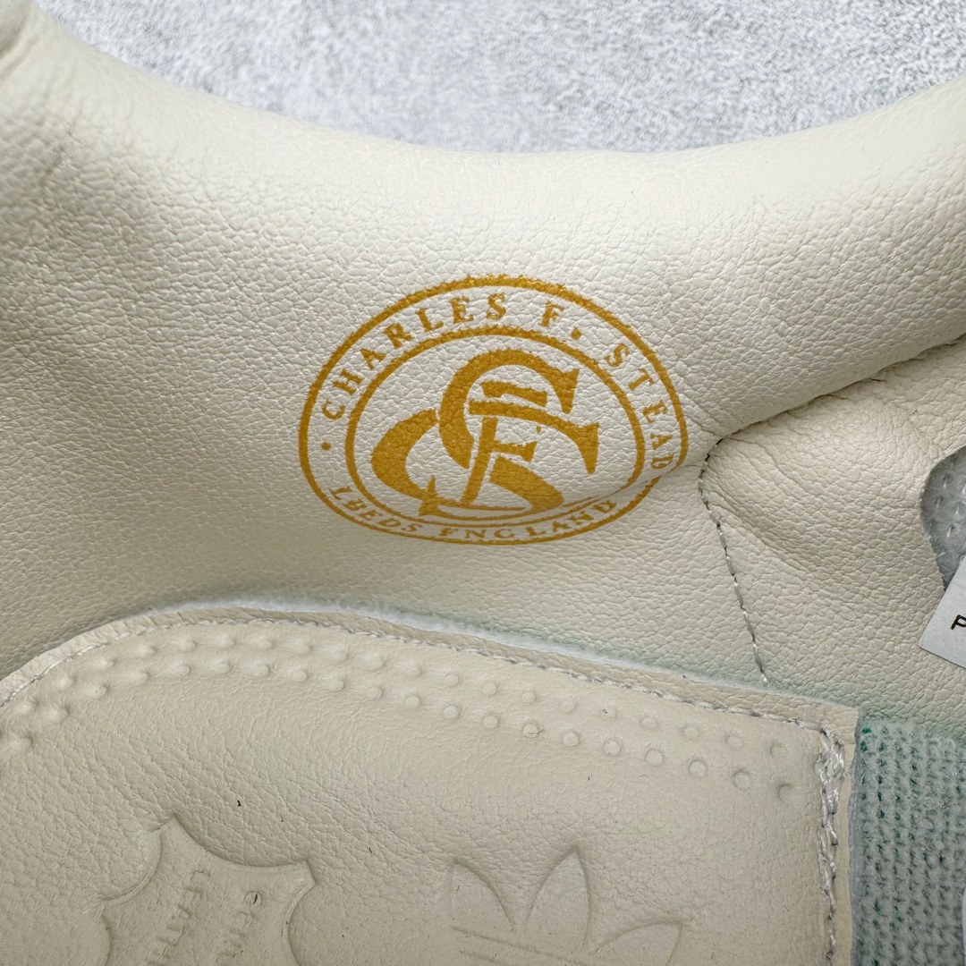 图片[17]-＃纯原福利 KITH x Clarks x AD Originals 8th Street Samba 三方联名桑巴舞街头系列低帮德训风百搭复古松糕休闲运动厚底板鞋 正确组合大底 大厂出品 结合 Wallabee 大底的全新 Samba 鞋款登场 KITH 创办人兼首席执行长 Ronnie Fieg 与 AD这对人气合作阵容再度重聚 不仅如此 今番更加入近年表现优秀的鞋履品牌 Clarks Originals 展开三方联名 透过热门项目互相碰撞将彼此的 DNA 协调融入 带来名为「8th Street Samba」的全新迭代 一次亮相橄榄绿、焦糖棕色、白底绿线条三种配色 尺码：36 36⅔ 40-选品中心