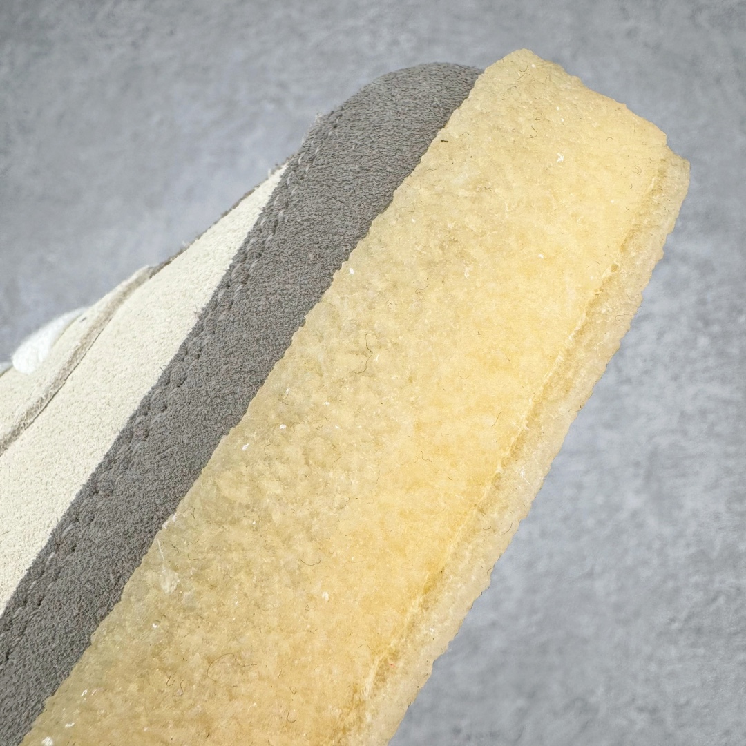 图片[13]-＃纯原福利 KITH x Clarks x AD Originals 8th Street Samba 三方联名桑巴舞街头系列低帮德训风百搭复古松糕休闲运动厚底板鞋 正确组合大底 大厂出品 结合 Wallabee 大底的全新 Samba 鞋款登场 KITH 创办人兼首席执行长 Ronnie Fieg 与 AD这对人气合作阵容再度重聚 不仅如此 今番更加入近年表现优秀的鞋履品牌 Clarks Originals 展开三方联名 透过热门项目互相碰撞将彼此的 DNA 协调融入 带来名为「8th Street Samba」的全新迭代 一次亮相橄榄绿、焦糖棕色、白底绿线条三种配色 尺码：36 36⅔ 40-选品中心