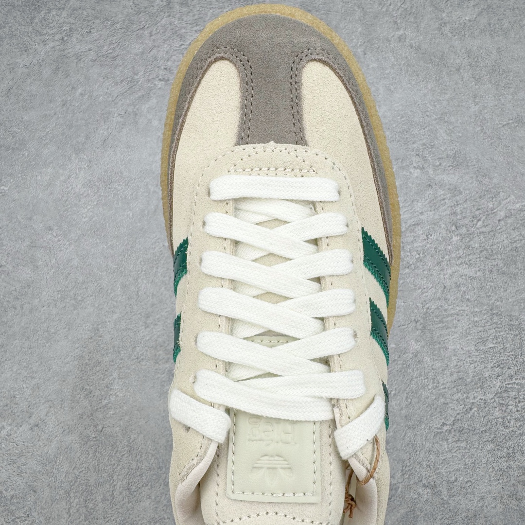 图片[4]-＃纯原福利 KITH x Clarks x AD Originals 8th Street Samba 三方联名桑巴舞街头系列低帮德训风百搭复古松糕休闲运动厚底板鞋 正确组合大底 大厂出品 结合 Wallabee 大底的全新 Samba 鞋款登场 KITH 创办人兼首席执行长 Ronnie Fieg 与 AD这对人气合作阵容再度重聚 不仅如此 今番更加入近年表现优秀的鞋履品牌 Clarks Originals 展开三方联名 透过热门项目互相碰撞将彼此的 DNA 协调融入 带来名为「8th Street Samba」的全新迭代 一次亮相橄榄绿、焦糖棕色、白底绿线条三种配色 尺码：36 36⅔ 40-选品中心
