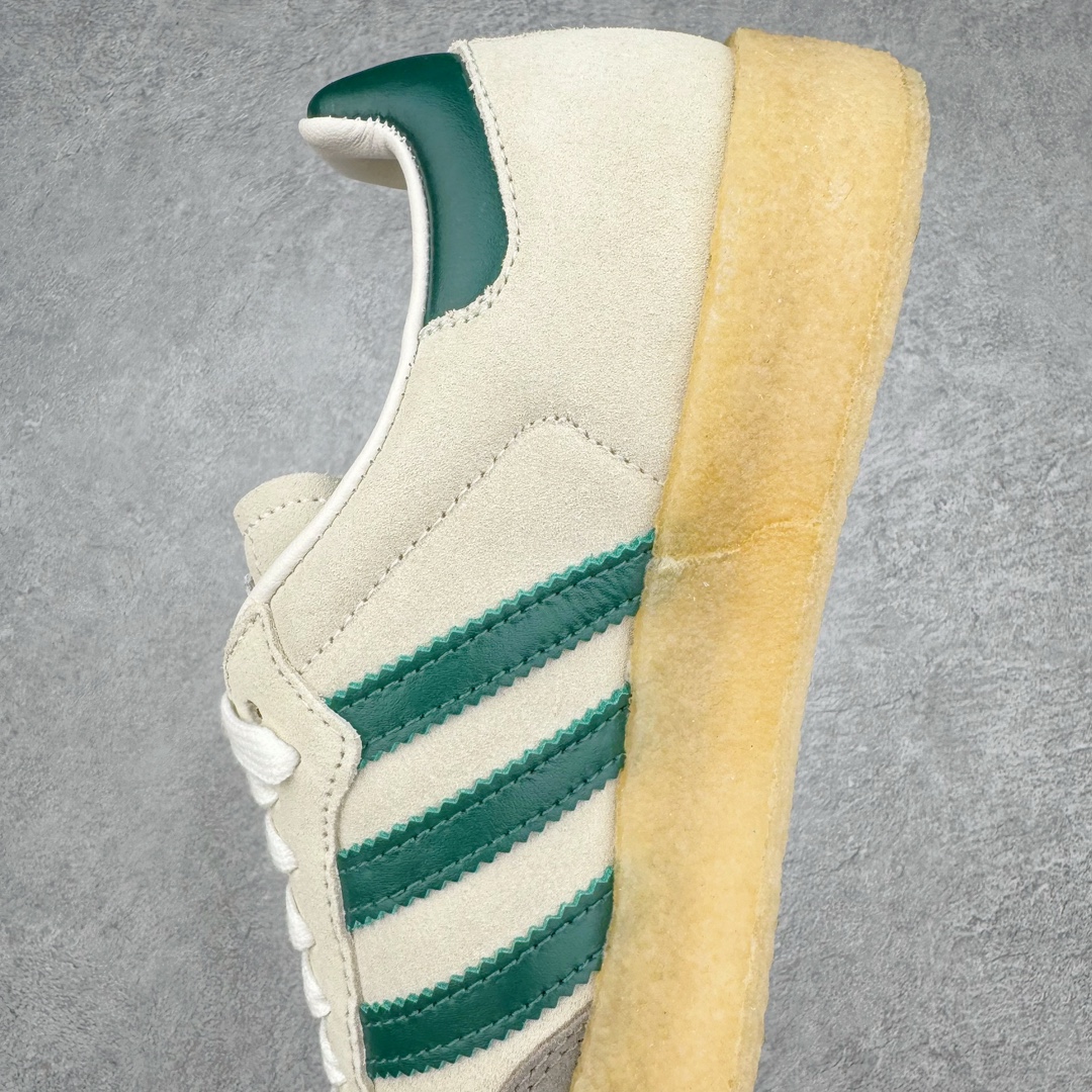 图片[7]-＃纯原福利 KITH x Clarks x AD Originals 8th Street Samba 三方联名桑巴舞街头系列低帮德训风百搭复古松糕休闲运动厚底板鞋 正确组合大底 大厂出品 结合 Wallabee 大底的全新 Samba 鞋款登场 KITH 创办人兼首席执行长 Ronnie Fieg 与 AD这对人气合作阵容再度重聚 不仅如此 今番更加入近年表现优秀的鞋履品牌 Clarks Originals 展开三方联名 透过热门项目互相碰撞将彼此的 DNA 协调融入 带来名为「8th Street Samba」的全新迭代 一次亮相橄榄绿、焦糖棕色、白底绿线条三种配色 尺码：36 36⅔ 40-选品中心