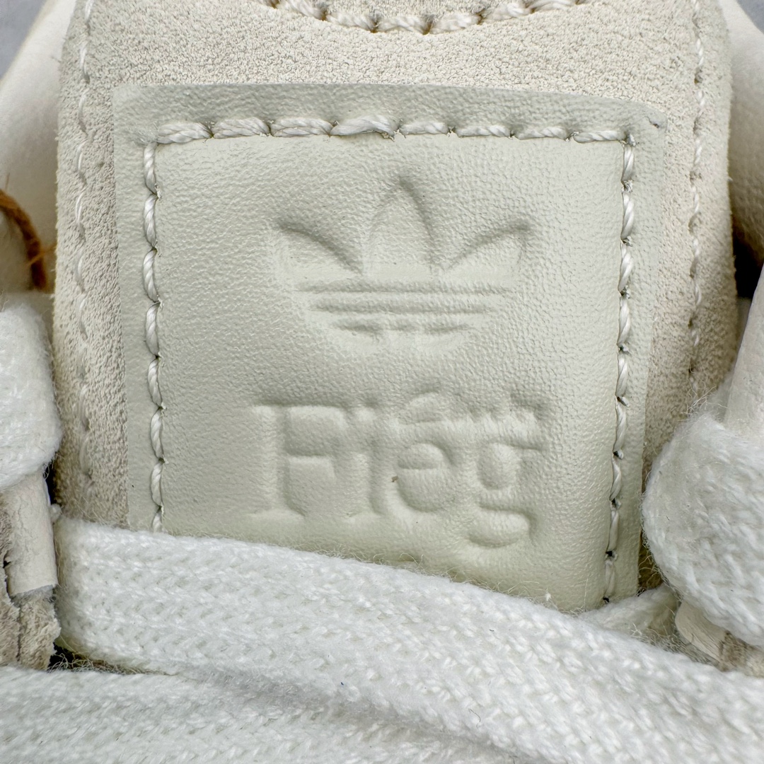 图片[16]-＃纯原福利 KITH x Clarks x AD Originals 8th Street Samba 三方联名桑巴舞街头系列低帮德训风百搭复古松糕休闲运动厚底板鞋 正确组合大底 大厂出品 结合 Wallabee 大底的全新 Samba 鞋款登场 KITH 创办人兼首席执行长 Ronnie Fieg 与 AD这对人气合作阵容再度重聚 不仅如此 今番更加入近年表现优秀的鞋履品牌 Clarks Originals 展开三方联名 透过热门项目互相碰撞将彼此的 DNA 协调融入 带来名为「8th Street Samba」的全新迭代 一次亮相橄榄绿、焦糖棕色、白底绿线条三种配色 尺码：36 36⅔ 40-选品中心