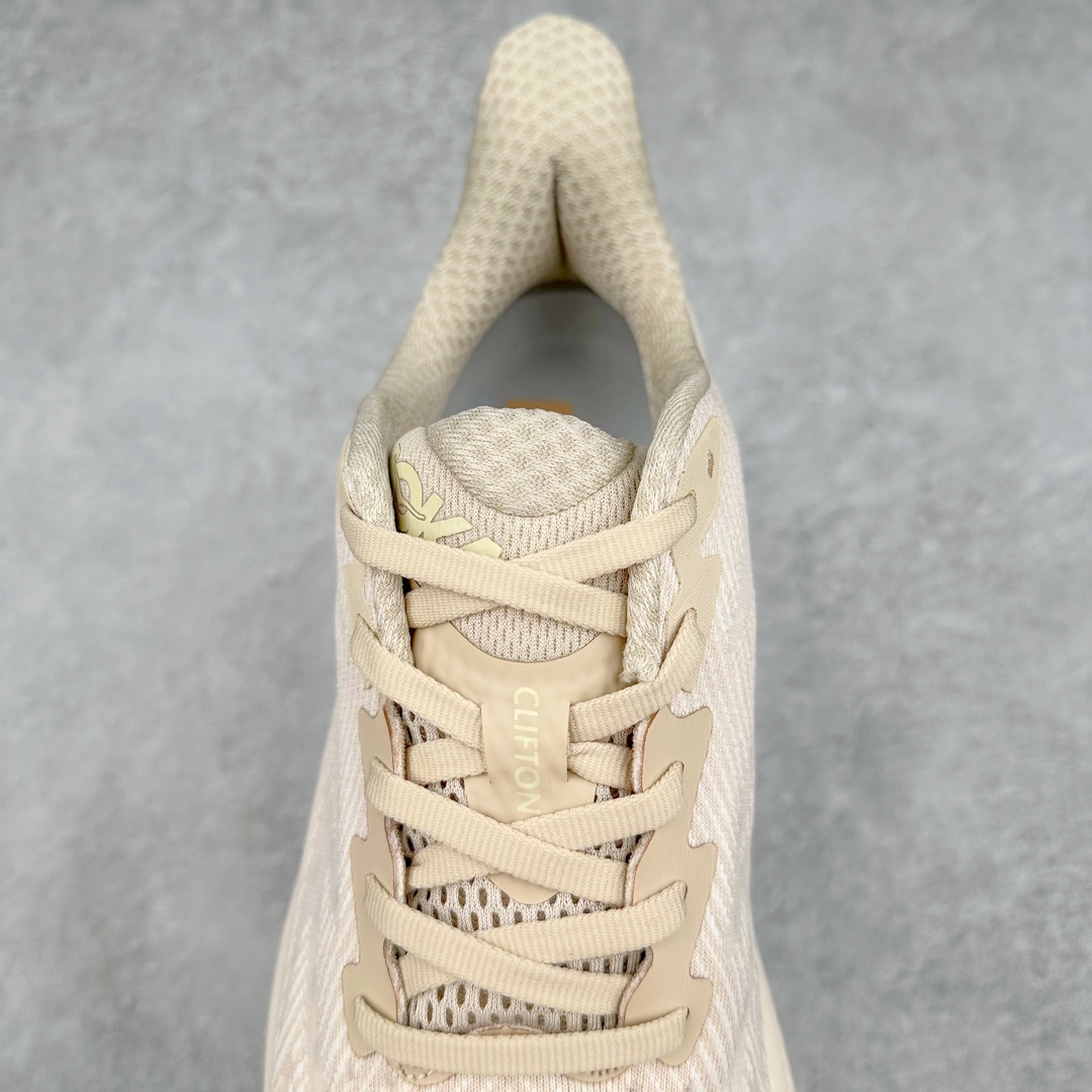 图片[5]-＃夏日福利特价 HOKA ONE ONE Clifton 克里夫顿9代专业性能减震公路跑步鞋 轻盈透气的针织网面和纱线的使用让鞋面更挺拔 增强鞋面的强度和支撑性能 搭配柔软的鞋舌 让双脚在舒适包裹中跑的更加畅快 全新泡棉中底 柔软的同时增强回弹性能 为不同跑者提供更平稳流畅的脚感 带来全面的缓冲保护 根据人体工程学设计的延长拉襟 后跟处弹软的海绵填充舒适固定 避免掉跟和摩擦 相比上一代光滑的内衬 Clifton 9的内衬增强了摩擦力 避免双脚在鞋内滑动 尺码：36 36.5 37.5 38 38.5 39 40 40.5 41 42 42.5 43 44 44.5 45-选品中心