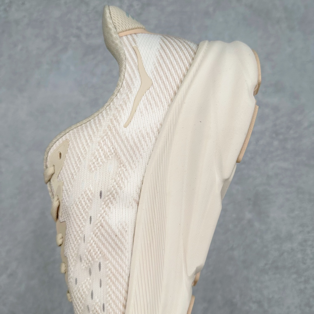 图片[7]-＃夏日福利特价 HOKA ONE ONE Clifton 克里夫顿9代专业性能减震公路跑步鞋 轻盈透气的针织网面和纱线的使用让鞋面更挺拔 增强鞋面的强度和支撑性能 搭配柔软的鞋舌 让双脚在舒适包裹中跑的更加畅快 全新泡棉中底 柔软的同时增强回弹性能 为不同跑者提供更平稳流畅的脚感 带来全面的缓冲保护 根据人体工程学设计的延长拉襟 后跟处弹软的海绵填充舒适固定 避免掉跟和摩擦 相比上一代光滑的内衬 Clifton 9的内衬增强了摩擦力 避免双脚在鞋内滑动 尺码：36 36.5 37.5 38 38.5 39 40 40.5 41 42 42.5 43 44 44.5 45-选品中心