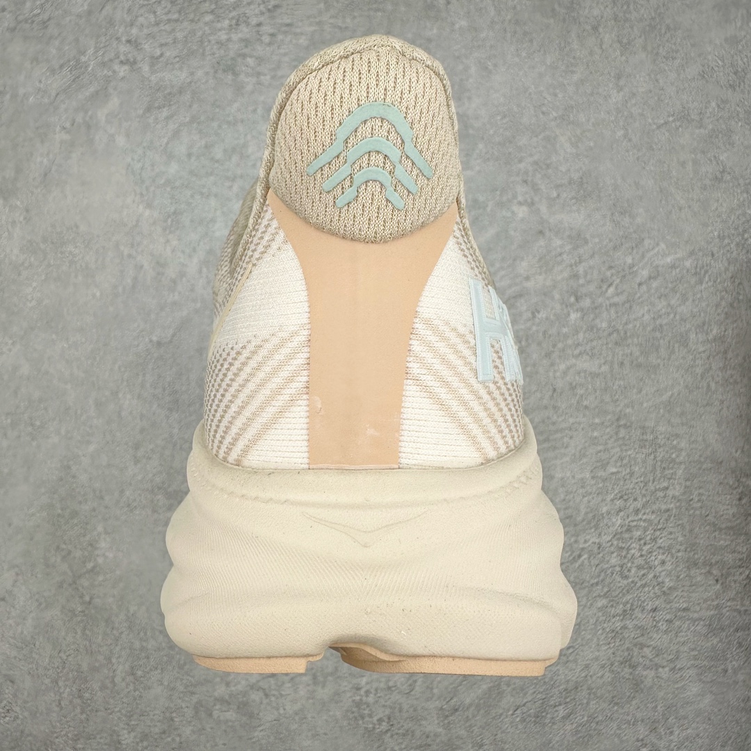 图片[8]-＃夏日福利特价 HOKA ONE ONE Clifton 克里夫顿9代专业性能减震公路跑步鞋 轻盈透气的针织网面和纱线的使用让鞋面更挺拔 增强鞋面的强度和支撑性能 搭配柔软的鞋舌 让双脚在舒适包裹中跑的更加畅快 全新泡棉中底 柔软的同时增强回弹性能 为不同跑者提供更平稳流畅的脚感 带来全面的缓冲保护 根据人体工程学设计的延长拉襟 后跟处弹软的海绵填充舒适固定 避免掉跟和摩擦 相比上一代光滑的内衬 Clifton 9的内衬增强了摩擦力 避免双脚在鞋内滑动 尺码：36 36.5 37.5 38 38.5 39 40 40.5 41 42 42.5 43 44 44.5 45-选品中心