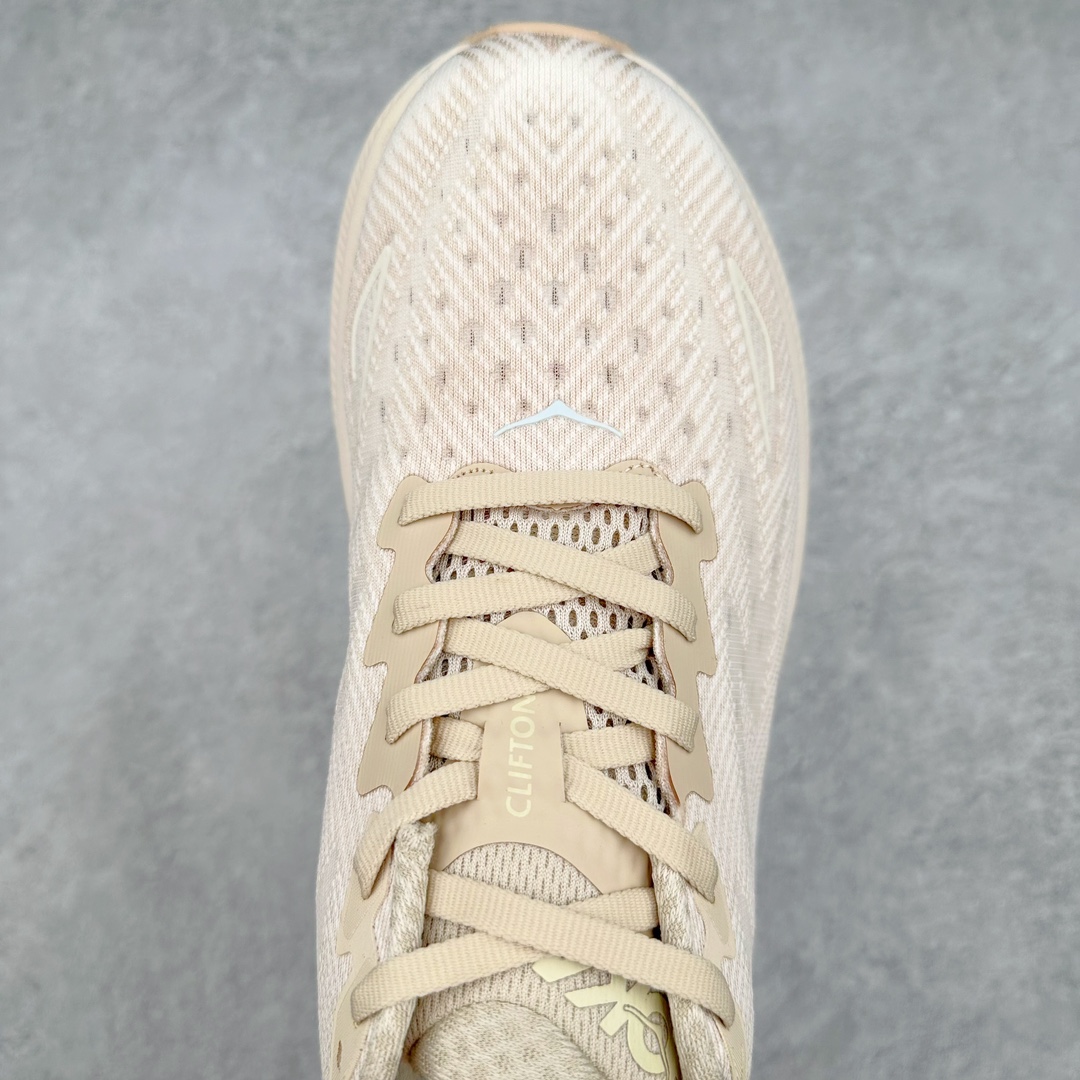 图片[4]-＃夏日福利特价 HOKA ONE ONE Clifton 克里夫顿9代专业性能减震公路跑步鞋 轻盈透气的针织网面和纱线的使用让鞋面更挺拔 增强鞋面的强度和支撑性能 搭配柔软的鞋舌 让双脚在舒适包裹中跑的更加畅快 全新泡棉中底 柔软的同时增强回弹性能 为不同跑者提供更平稳流畅的脚感 带来全面的缓冲保护 根据人体工程学设计的延长拉襟 后跟处弹软的海绵填充舒适固定 避免掉跟和摩擦 相比上一代光滑的内衬 Clifton 9的内衬增强了摩擦力 避免双脚在鞋内滑动 尺码：36 36.5 37.5 38 38.5 39 40 40.5 41 42 42.5 43 44 44.5 45-选品中心