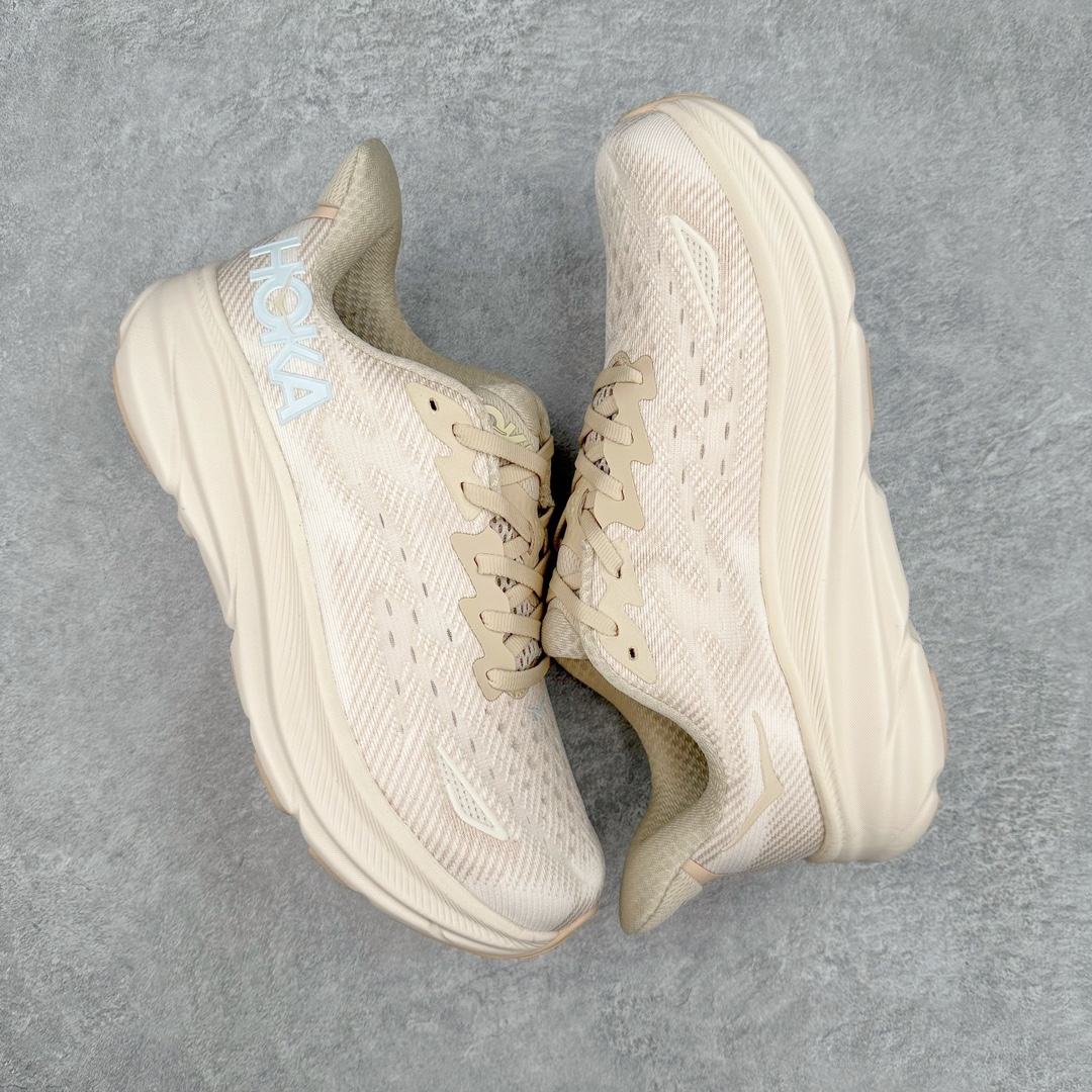 图片[3]-＃夏日福利特价 HOKA ONE ONE Clifton 克里夫顿9代专业性能减震公路跑步鞋 轻盈透气的针织网面和纱线的使用让鞋面更挺拔 增强鞋面的强度和支撑性能 搭配柔软的鞋舌 让双脚在舒适包裹中跑的更加畅快 全新泡棉中底 柔软的同时增强回弹性能 为不同跑者提供更平稳流畅的脚感 带来全面的缓冲保护 根据人体工程学设计的延长拉襟 后跟处弹软的海绵填充舒适固定 避免掉跟和摩擦 相比上一代光滑的内衬 Clifton 9的内衬增强了摩擦力 避免双脚在鞋内滑动 尺码：36 36.5 37.5 38 38.5 39 40 40.5 41 42 42.5 43 44 44.5 45-选品中心