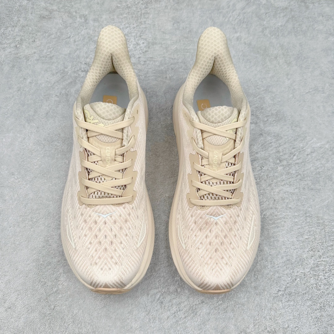 图片[2]-＃夏日福利特价 HOKA ONE ONE Clifton 克里夫顿9代专业性能减震公路跑步鞋 轻盈透气的针织网面和纱线的使用让鞋面更挺拔 增强鞋面的强度和支撑性能 搭配柔软的鞋舌 让双脚在舒适包裹中跑的更加畅快 全新泡棉中底 柔软的同时增强回弹性能 为不同跑者提供更平稳流畅的脚感 带来全面的缓冲保护 根据人体工程学设计的延长拉襟 后跟处弹软的海绵填充舒适固定 避免掉跟和摩擦 相比上一代光滑的内衬 Clifton 9的内衬增强了摩擦力 避免双脚在鞋内滑动 尺码：36 36.5 37.5 38 38.5 39 40 40.5 41 42 42.5 43 44 44.5 45-选品中心