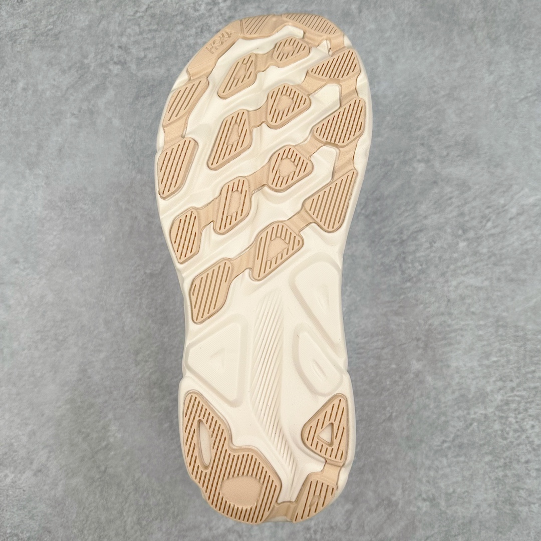 图片[9]-＃夏日福利特价 HOKA ONE ONE Clifton 克里夫顿9代专业性能减震公路跑步鞋 轻盈透气的针织网面和纱线的使用让鞋面更挺拔 增强鞋面的强度和支撑性能 搭配柔软的鞋舌 让双脚在舒适包裹中跑的更加畅快 全新泡棉中底 柔软的同时增强回弹性能 为不同跑者提供更平稳流畅的脚感 带来全面的缓冲保护 根据人体工程学设计的延长拉襟 后跟处弹软的海绵填充舒适固定 避免掉跟和摩擦 相比上一代光滑的内衬 Clifton 9的内衬增强了摩擦力 避免双脚在鞋内滑动 尺码：36 36.5 37.5 38 38.5 39 40 40.5 41 42 42.5 43 44 44.5 45-选品中心