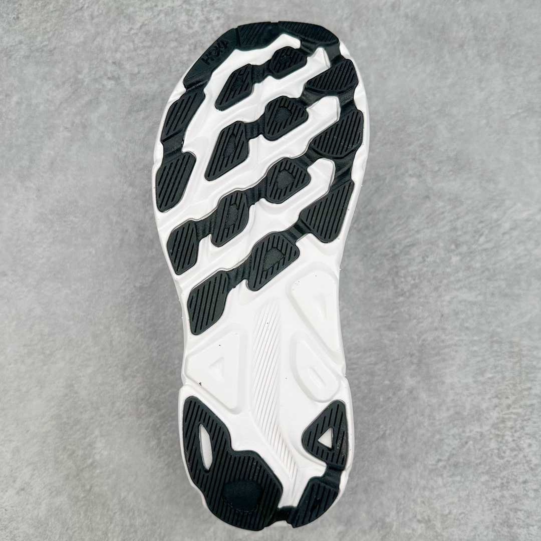 图片[9]-＃夏日福利特价 HOKA ONE ONE Clifton 克里夫顿9代专业性能减震公路跑步鞋 轻盈透气的针织网面和纱线的使用让鞋面更挺拔 增强鞋面的强度和支撑性能 搭配柔软的鞋舌 让双脚在舒适包裹中跑的更加畅快 全新泡棉中底 柔软的同时增强回弹性能 为不同跑者提供更平稳流畅的脚感 带来全面的缓冲保护 根据人体工程学设计的延长拉襟 后跟处弹软的海绵填充舒适固定 避免掉跟和摩擦 相比上一代光滑的内衬 Clifton 9的内衬增强了摩擦力 避免双脚在鞋内滑动 尺码：36 36.5 37.5 38 38.5 39 40 40.5 41 42 42.5 43 44 44.5 45-选品中心
