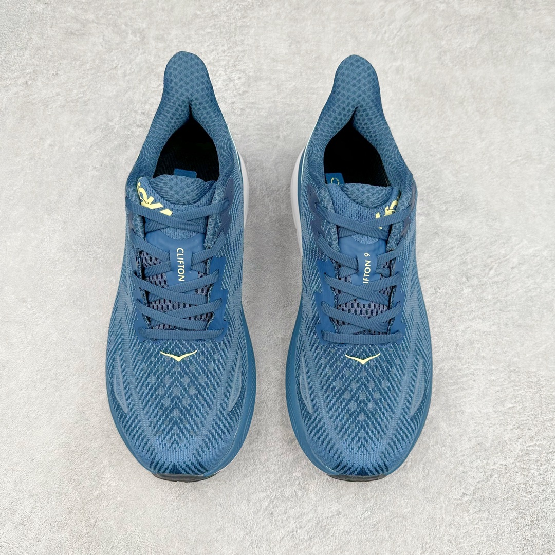 图片[2]-＃夏日福利特价 HOKA ONE ONE Clifton 克里夫顿9代专业性能减震公路跑步鞋 轻盈透气的针织网面和纱线的使用让鞋面更挺拔 增强鞋面的强度和支撑性能 搭配柔软的鞋舌 让双脚在舒适包裹中跑的更加畅快 全新泡棉中底 柔软的同时增强回弹性能 为不同跑者提供更平稳流畅的脚感 带来全面的缓冲保护 根据人体工程学设计的延长拉襟 后跟处弹软的海绵填充舒适固定 避免掉跟和摩擦 相比上一代光滑的内衬 Clifton 9的内衬增强了摩擦力 避免双脚在鞋内滑动 尺码：36 36.5 37.5 38 38.5 39 40 40.5 41 42 42.5 43 44 44.5 45-选品中心