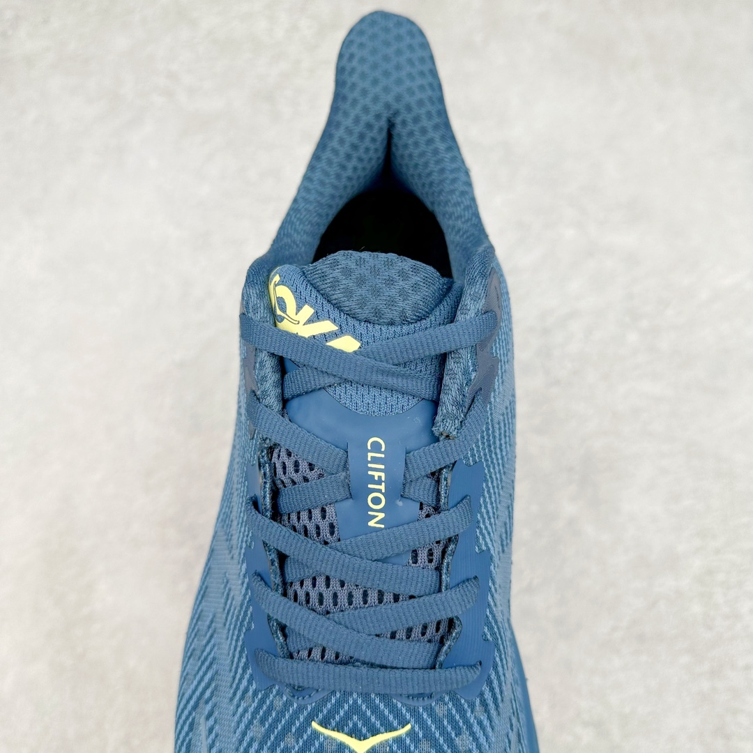 图片[5]-＃夏日福利特价 HOKA ONE ONE Clifton 克里夫顿9代专业性能减震公路跑步鞋 轻盈透气的针织网面和纱线的使用让鞋面更挺拔 增强鞋面的强度和支撑性能 搭配柔软的鞋舌 让双脚在舒适包裹中跑的更加畅快 全新泡棉中底 柔软的同时增强回弹性能 为不同跑者提供更平稳流畅的脚感 带来全面的缓冲保护 根据人体工程学设计的延长拉襟 后跟处弹软的海绵填充舒适固定 避免掉跟和摩擦 相比上一代光滑的内衬 Clifton 9的内衬增强了摩擦力 避免双脚在鞋内滑动 尺码：36 36.5 37.5 38 38.5 39 40 40.5 41 42 42.5 43 44 44.5 45-选品中心