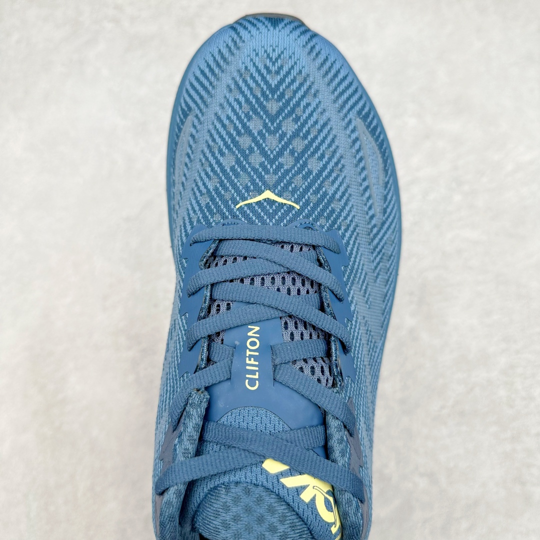 图片[4]-＃夏日福利特价 HOKA ONE ONE Clifton 克里夫顿9代专业性能减震公路跑步鞋 轻盈透气的针织网面和纱线的使用让鞋面更挺拔 增强鞋面的强度和支撑性能 搭配柔软的鞋舌 让双脚在舒适包裹中跑的更加畅快 全新泡棉中底 柔软的同时增强回弹性能 为不同跑者提供更平稳流畅的脚感 带来全面的缓冲保护 根据人体工程学设计的延长拉襟 后跟处弹软的海绵填充舒适固定 避免掉跟和摩擦 相比上一代光滑的内衬 Clifton 9的内衬增强了摩擦力 避免双脚在鞋内滑动 尺码：36 36.5 37.5 38 38.5 39 40 40.5 41 42 42.5 43 44 44.5 45-选品中心
