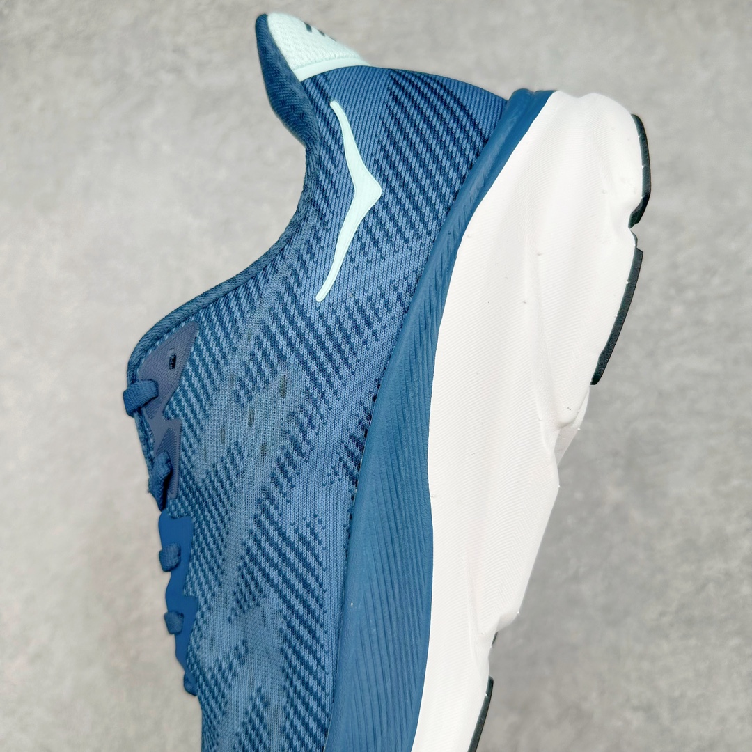 图片[7]-＃夏日福利特价 HOKA ONE ONE Clifton 克里夫顿9代专业性能减震公路跑步鞋 轻盈透气的针织网面和纱线的使用让鞋面更挺拔 增强鞋面的强度和支撑性能 搭配柔软的鞋舌 让双脚在舒适包裹中跑的更加畅快 全新泡棉中底 柔软的同时增强回弹性能 为不同跑者提供更平稳流畅的脚感 带来全面的缓冲保护 根据人体工程学设计的延长拉襟 后跟处弹软的海绵填充舒适固定 避免掉跟和摩擦 相比上一代光滑的内衬 Clifton 9的内衬增强了摩擦力 避免双脚在鞋内滑动 尺码：36 36.5 37.5 38 38.5 39 40 40.5 41 42 42.5 43 44 44.5 45-选品中心