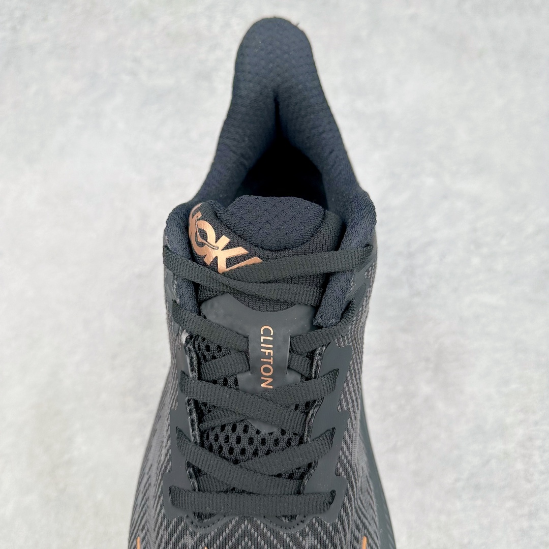 图片[5]-＃夏日福利特价 HOKA ONE ONE Clifton 克里夫顿9代专业性能减震公路跑步鞋 轻盈透气的针织网面和纱线的使用让鞋面更挺拔 增强鞋面的强度和支撑性能 搭配柔软的鞋舌 让双脚在舒适包裹中跑的更加畅快 全新泡棉中底 柔软的同时增强回弹性能 为不同跑者提供更平稳流畅的脚感 带来全面的缓冲保护 根据人体工程学设计的延长拉襟 后跟处弹软的海绵填充舒适固定 避免掉跟和摩擦 相比上一代光滑的内衬 Clifton 9的内衬增强了摩擦力 避免双脚在鞋内滑动 尺码：36 36.5 37.5 38 38.5 39 40 40.5 41 42 42.5 43 44 44.5 45-选品中心