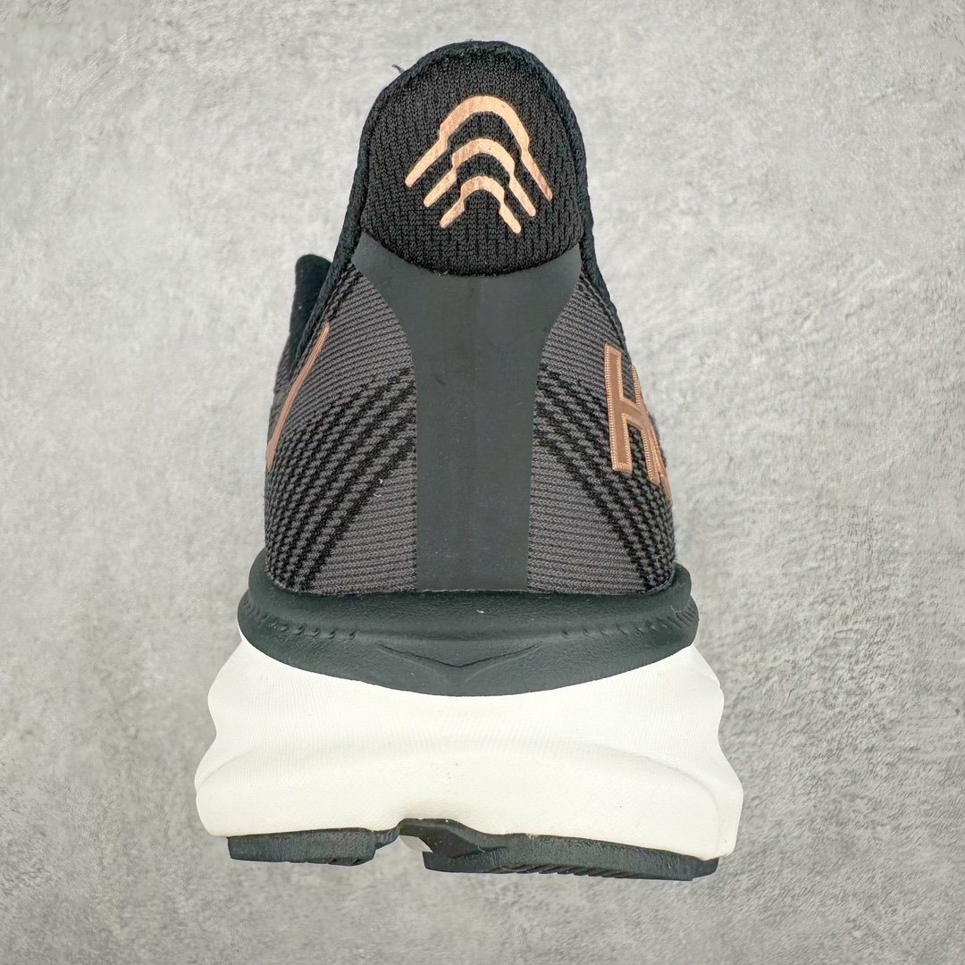 图片[8]-＃夏日福利特价 HOKA ONE ONE Clifton 克里夫顿9代专业性能减震公路跑步鞋 轻盈透气的针织网面和纱线的使用让鞋面更挺拔 增强鞋面的强度和支撑性能 搭配柔软的鞋舌 让双脚在舒适包裹中跑的更加畅快 全新泡棉中底 柔软的同时增强回弹性能 为不同跑者提供更平稳流畅的脚感 带来全面的缓冲保护 根据人体工程学设计的延长拉襟 后跟处弹软的海绵填充舒适固定 避免掉跟和摩擦 相比上一代光滑的内衬 Clifton 9的内衬增强了摩擦力 避免双脚在鞋内滑动 尺码：36 36.5 37.5 38 38.5 39 40 40.5 41 42 42.5 43 44 44.5 45-选品中心