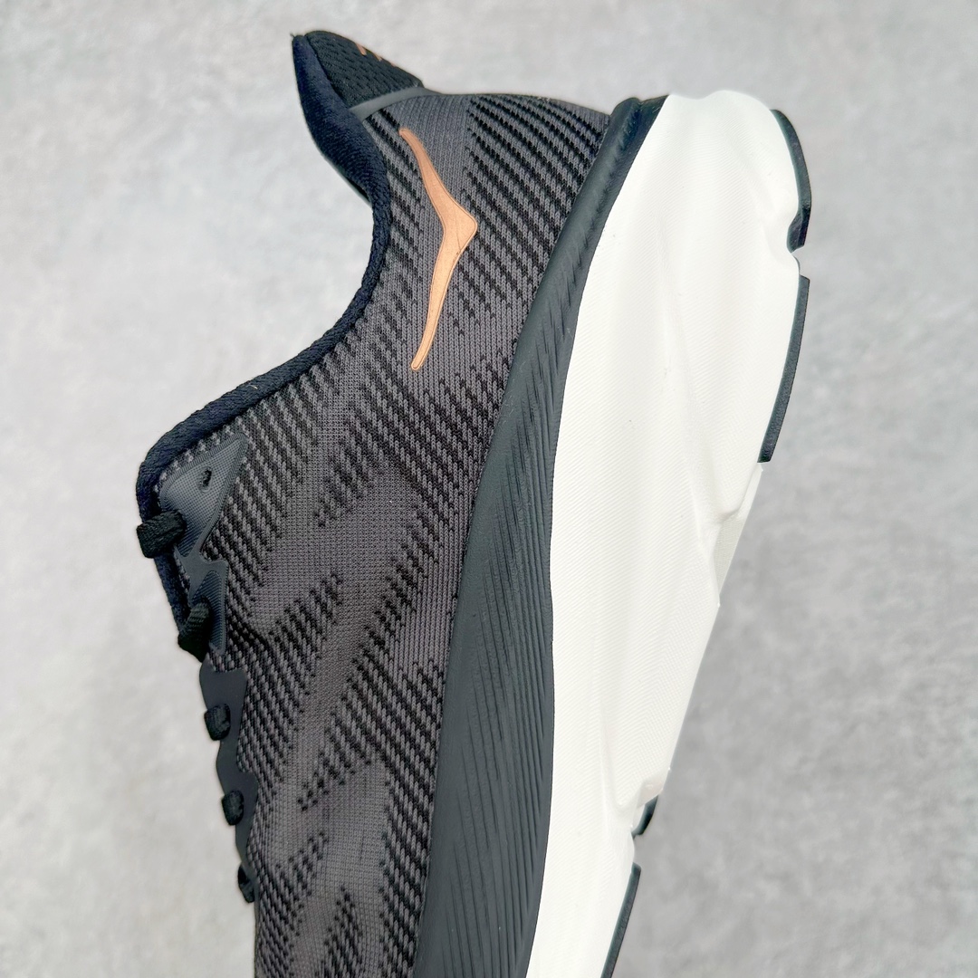 图片[7]-＃夏日福利特价 HOKA ONE ONE Clifton 克里夫顿9代专业性能减震公路跑步鞋 轻盈透气的针织网面和纱线的使用让鞋面更挺拔 增强鞋面的强度和支撑性能 搭配柔软的鞋舌 让双脚在舒适包裹中跑的更加畅快 全新泡棉中底 柔软的同时增强回弹性能 为不同跑者提供更平稳流畅的脚感 带来全面的缓冲保护 根据人体工程学设计的延长拉襟 后跟处弹软的海绵填充舒适固定 避免掉跟和摩擦 相比上一代光滑的内衬 Clifton 9的内衬增强了摩擦力 避免双脚在鞋内滑动 尺码：36 36.5 37.5 38 38.5 39 40 40.5 41 42 42.5 43 44 44.5 45-选品中心