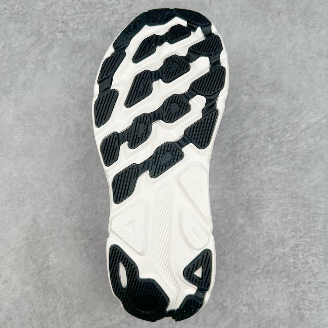 图片[9]-＃夏日福利特价 HOKA ONE ONE Clifton 克里夫顿9代专业性能减震公路跑步鞋 轻盈透气的针织网面和纱线的使用让鞋面更挺拔 增强鞋面的强度和支撑性能 搭配柔软的鞋舌 让双脚在舒适包裹中跑的更加畅快 全新泡棉中底 柔软的同时增强回弹性能 为不同跑者提供更平稳流畅的脚感 带来全面的缓冲保护 根据人体工程学设计的延长拉襟 后跟处弹软的海绵填充舒适固定 避免掉跟和摩擦 相比上一代光滑的内衬 Clifton 9的内衬增强了摩擦力 避免双脚在鞋内滑动 尺码：36 36.5 37.5 38 38.5 39 40 40.5 41 42 42.5 43 44 44.5 45-选品中心