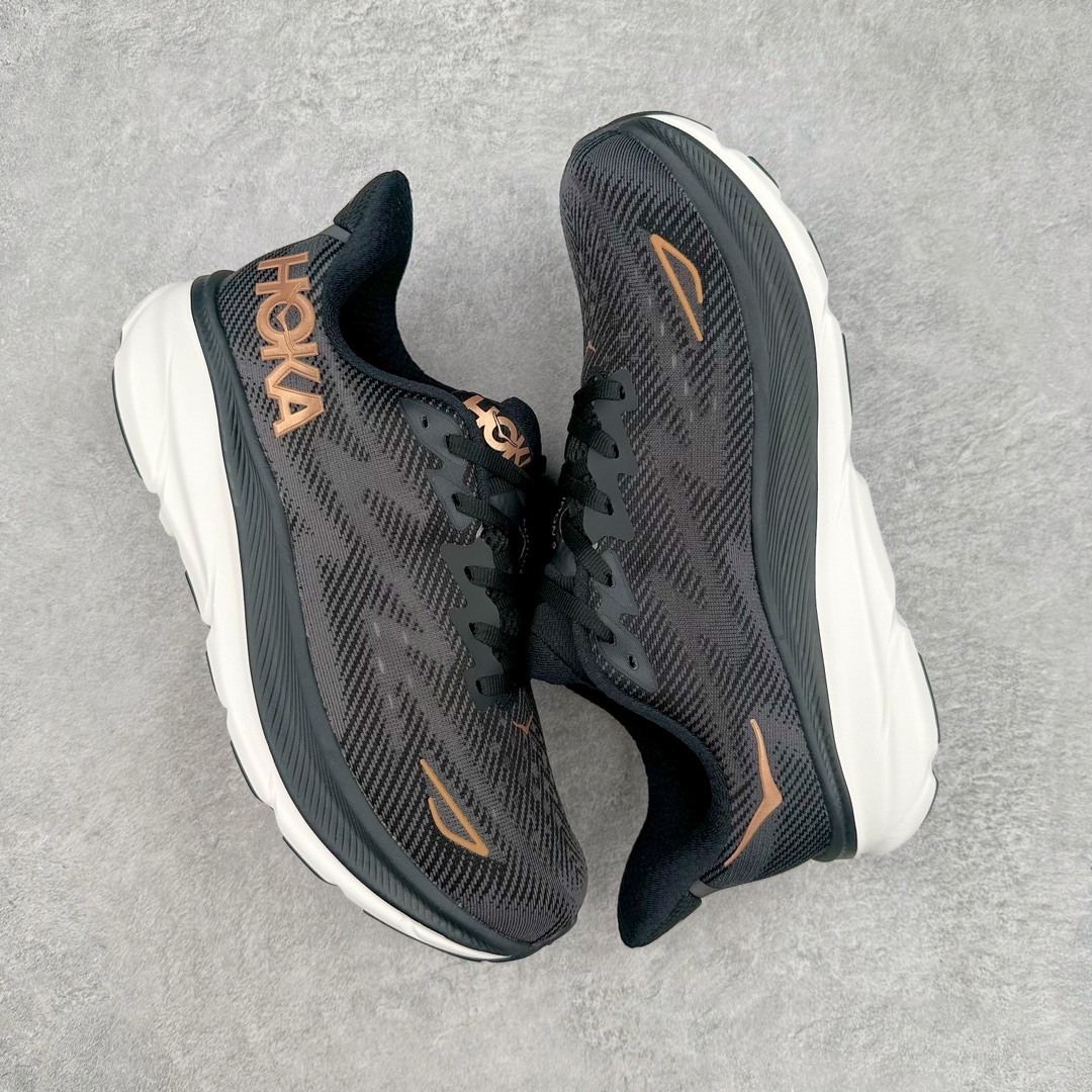 图片[3]-＃夏日福利特价 HOKA ONE ONE Clifton 克里夫顿9代专业性能减震公路跑步鞋 轻盈透气的针织网面和纱线的使用让鞋面更挺拔 增强鞋面的强度和支撑性能 搭配柔软的鞋舌 让双脚在舒适包裹中跑的更加畅快 全新泡棉中底 柔软的同时增强回弹性能 为不同跑者提供更平稳流畅的脚感 带来全面的缓冲保护 根据人体工程学设计的延长拉襟 后跟处弹软的海绵填充舒适固定 避免掉跟和摩擦 相比上一代光滑的内衬 Clifton 9的内衬增强了摩擦力 避免双脚在鞋内滑动 尺码：36 36.5 37.5 38 38.5 39 40 40.5 41 42 42.5 43 44 44.5 45-选品中心