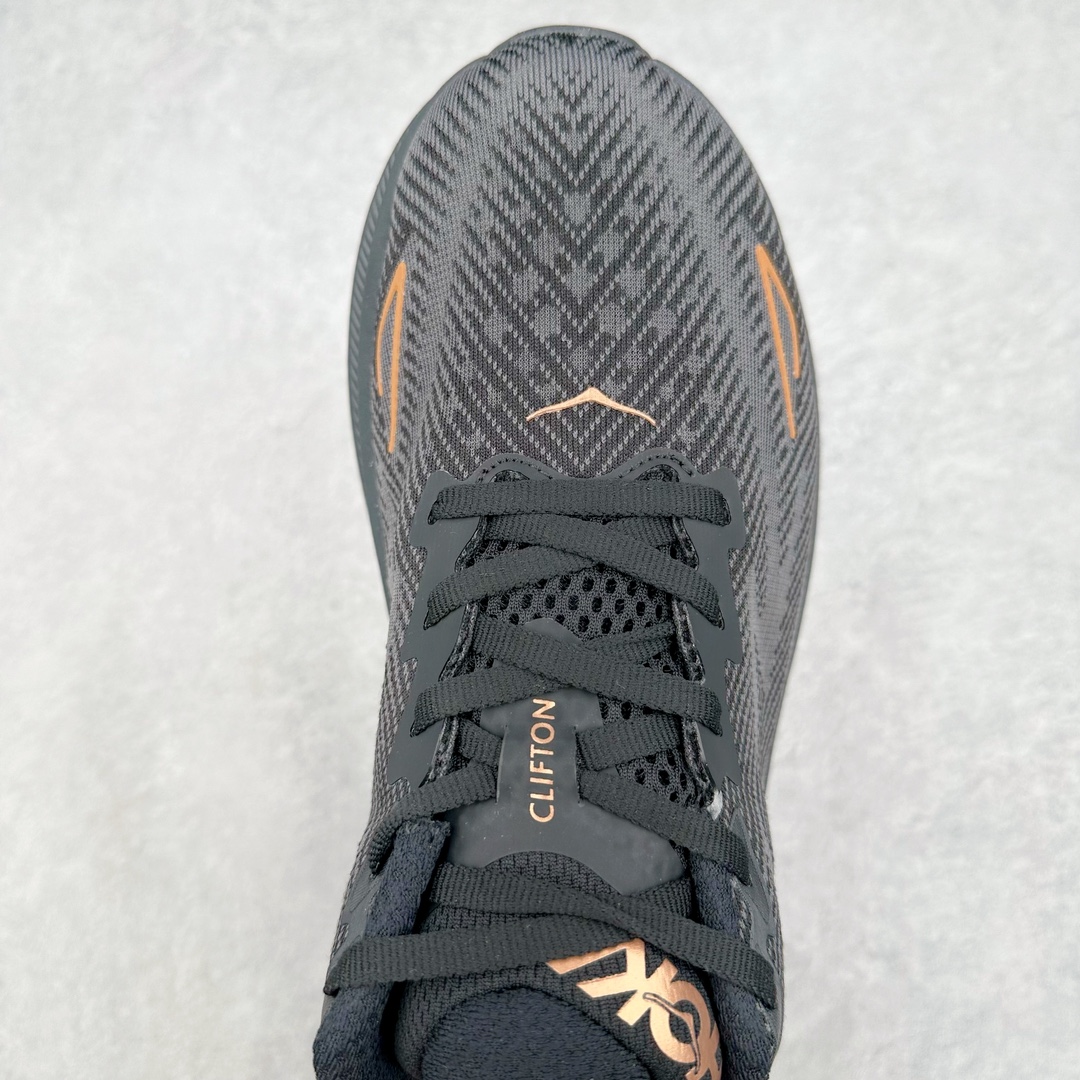 图片[4]-＃夏日福利特价 HOKA ONE ONE Clifton 克里夫顿9代专业性能减震公路跑步鞋 轻盈透气的针织网面和纱线的使用让鞋面更挺拔 增强鞋面的强度和支撑性能 搭配柔软的鞋舌 让双脚在舒适包裹中跑的更加畅快 全新泡棉中底 柔软的同时增强回弹性能 为不同跑者提供更平稳流畅的脚感 带来全面的缓冲保护 根据人体工程学设计的延长拉襟 后跟处弹软的海绵填充舒适固定 避免掉跟和摩擦 相比上一代光滑的内衬 Clifton 9的内衬增强了摩擦力 避免双脚在鞋内滑动 尺码：36 36.5 37.5 38 38.5 39 40 40.5 41 42 42.5 43 44 44.5 45-选品中心