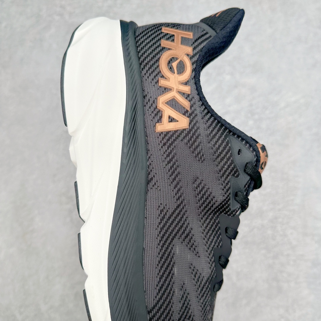 图片[6]-＃夏日福利特价 HOKA ONE ONE Clifton 克里夫顿9代专业性能减震公路跑步鞋 轻盈透气的针织网面和纱线的使用让鞋面更挺拔 增强鞋面的强度和支撑性能 搭配柔软的鞋舌 让双脚在舒适包裹中跑的更加畅快 全新泡棉中底 柔软的同时增强回弹性能 为不同跑者提供更平稳流畅的脚感 带来全面的缓冲保护 根据人体工程学设计的延长拉襟 后跟处弹软的海绵填充舒适固定 避免掉跟和摩擦 相比上一代光滑的内衬 Clifton 9的内衬增强了摩擦力 避免双脚在鞋内滑动 尺码：36 36.5 37.5 38 38.5 39 40 40.5 41 42 42.5 43 44 44.5 45-选品中心