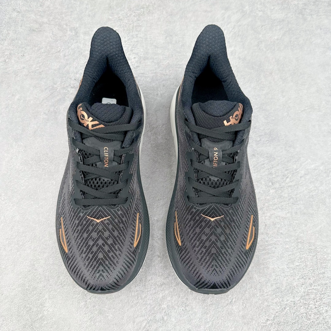 图片[2]-＃夏日福利特价 HOKA ONE ONE Clifton 克里夫顿9代专业性能减震公路跑步鞋 轻盈透气的针织网面和纱线的使用让鞋面更挺拔 增强鞋面的强度和支撑性能 搭配柔软的鞋舌 让双脚在舒适包裹中跑的更加畅快 全新泡棉中底 柔软的同时增强回弹性能 为不同跑者提供更平稳流畅的脚感 带来全面的缓冲保护 根据人体工程学设计的延长拉襟 后跟处弹软的海绵填充舒适固定 避免掉跟和摩擦 相比上一代光滑的内衬 Clifton 9的内衬增强了摩擦力 避免双脚在鞋内滑动 尺码：36 36.5 37.5 38 38.5 39 40 40.5 41 42 42.5 43 44 44.5 45-选品中心