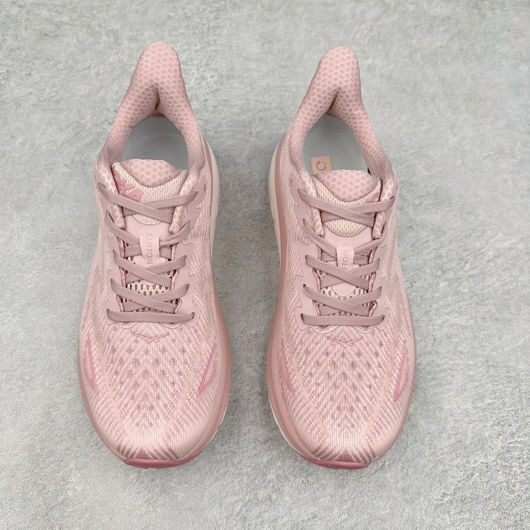 图片[2]-＃夏日福利特价 HOKA ONE ONE Clifton 克里夫顿9代专业性能减震公路跑步鞋 轻盈透气的针织网面和纱线的使用让鞋面更挺拔 增强鞋面的强度和支撑性能 搭配柔软的鞋舌 让双脚在舒适包裹中跑的更加畅快 全新泡棉中底 柔软的同时增强回弹性能 为不同跑者提供更平稳流畅的脚感 带来全面的缓冲保护 根据人体工程学设计的延长拉襟 后跟处弹软的海绵填充舒适固定 避免掉跟和摩擦 相比上一代光滑的内衬 Clifton 9的内衬增强了摩擦力 避免双脚在鞋内滑动 尺码：36 36.5 37.5 38 38.5 39 40 40.5 41 42 42.5 43 44 44.5 45-选品中心
