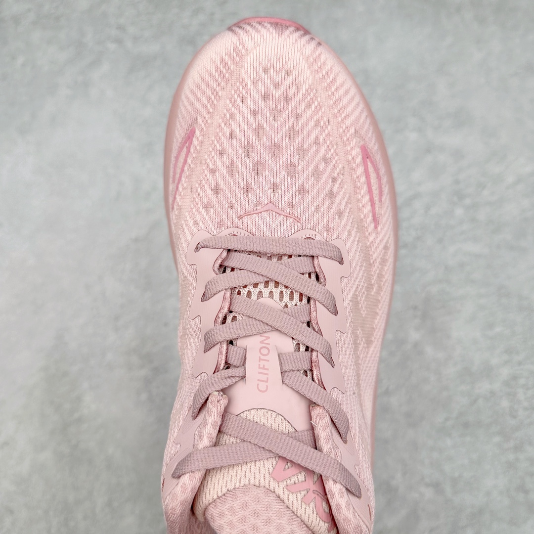 图片[4]-＃夏日福利特价 HOKA ONE ONE Clifton 克里夫顿9代专业性能减震公路跑步鞋 轻盈透气的针织网面和纱线的使用让鞋面更挺拔 增强鞋面的强度和支撑性能 搭配柔软的鞋舌 让双脚在舒适包裹中跑的更加畅快 全新泡棉中底 柔软的同时增强回弹性能 为不同跑者提供更平稳流畅的脚感 带来全面的缓冲保护 根据人体工程学设计的延长拉襟 后跟处弹软的海绵填充舒适固定 避免掉跟和摩擦 相比上一代光滑的内衬 Clifton 9的内衬增强了摩擦力 避免双脚在鞋内滑动 尺码：36 36.5 37.5 38 38.5 39 40 40.5 41 42 42.5 43 44 44.5 45-选品中心