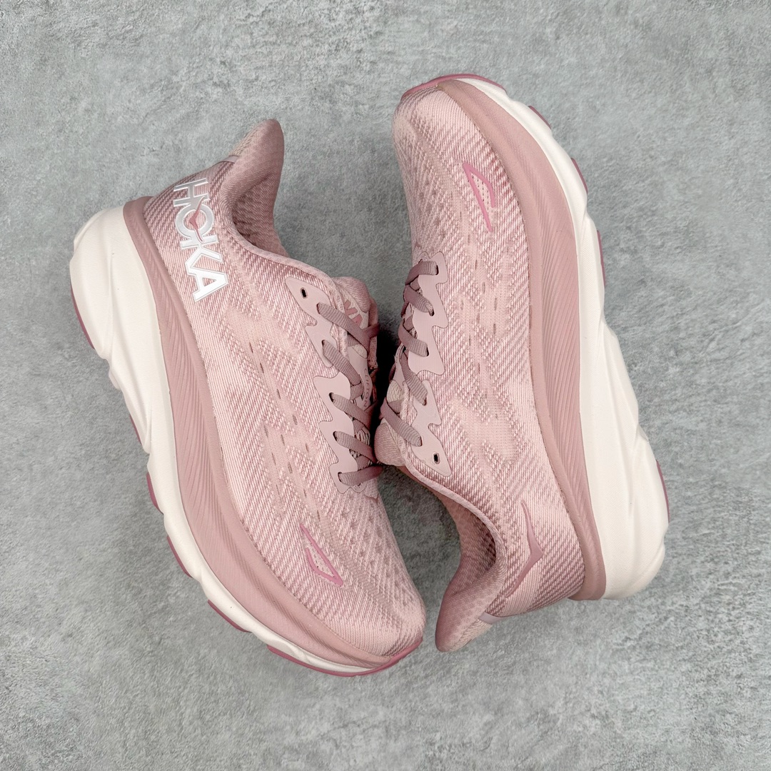 图片[3]-＃夏日福利特价 HOKA ONE ONE Clifton 克里夫顿9代专业性能减震公路跑步鞋 轻盈透气的针织网面和纱线的使用让鞋面更挺拔 增强鞋面的强度和支撑性能 搭配柔软的鞋舌 让双脚在舒适包裹中跑的更加畅快 全新泡棉中底 柔软的同时增强回弹性能 为不同跑者提供更平稳流畅的脚感 带来全面的缓冲保护 根据人体工程学设计的延长拉襟 后跟处弹软的海绵填充舒适固定 避免掉跟和摩擦 相比上一代光滑的内衬 Clifton 9的内衬增强了摩擦力 避免双脚在鞋内滑动 尺码：36 36.5 37.5 38 38.5 39 40 40.5 41 42 42.5 43 44 44.5 45-选品中心