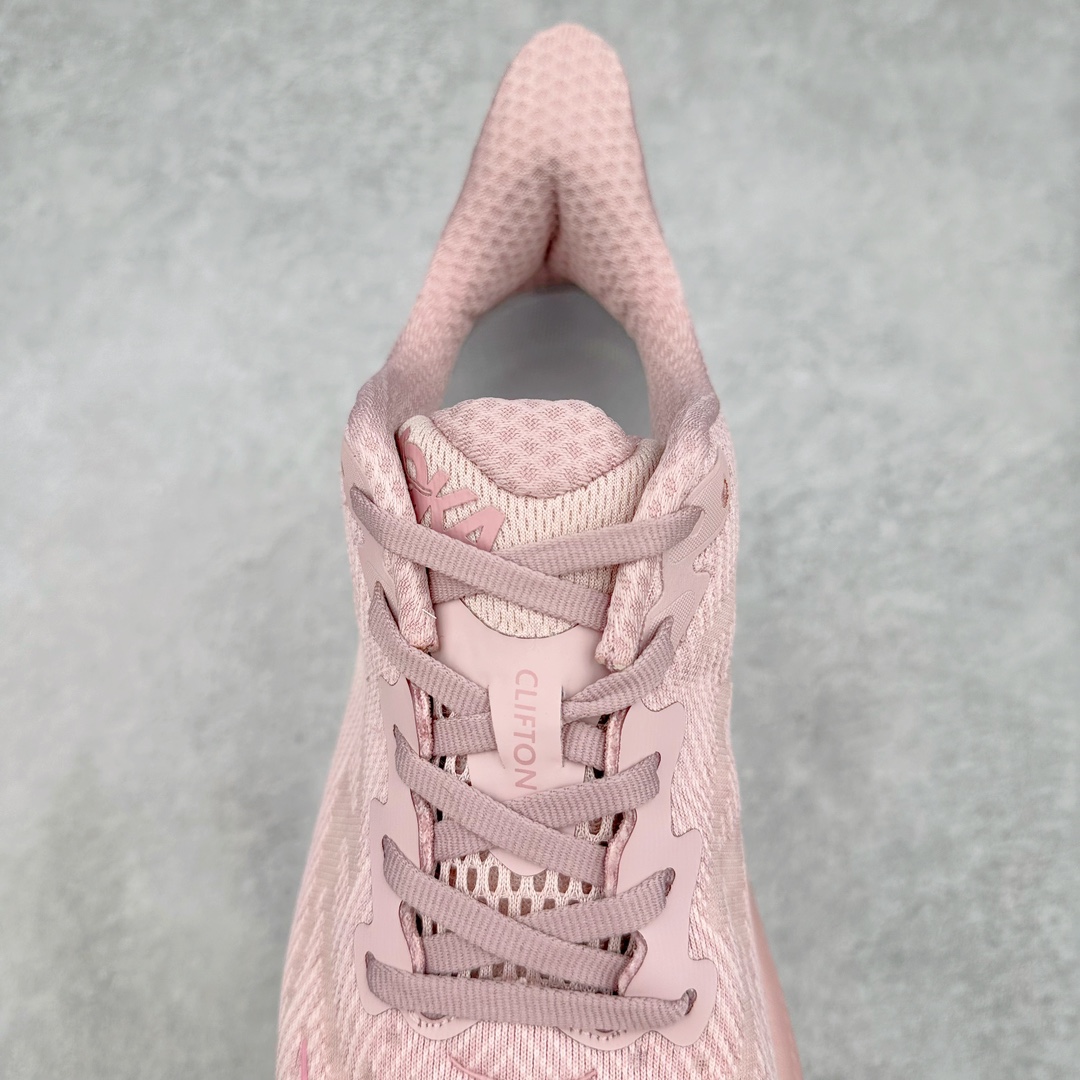 图片[5]-＃夏日福利特价 HOKA ONE ONE Clifton 克里夫顿9代专业性能减震公路跑步鞋 轻盈透气的针织网面和纱线的使用让鞋面更挺拔 增强鞋面的强度和支撑性能 搭配柔软的鞋舌 让双脚在舒适包裹中跑的更加畅快 全新泡棉中底 柔软的同时增强回弹性能 为不同跑者提供更平稳流畅的脚感 带来全面的缓冲保护 根据人体工程学设计的延长拉襟 后跟处弹软的海绵填充舒适固定 避免掉跟和摩擦 相比上一代光滑的内衬 Clifton 9的内衬增强了摩擦力 避免双脚在鞋内滑动 尺码：36 36.5 37.5 38 38.5 39 40 40.5 41 42 42.5 43 44 44.5 45-选品中心