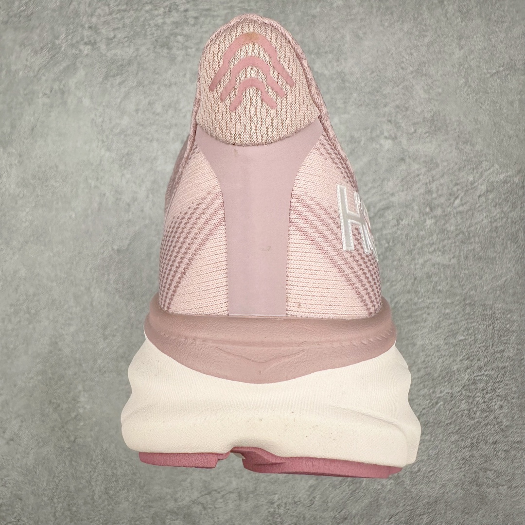 图片[8]-＃夏日福利特价 HOKA ONE ONE Clifton 克里夫顿9代专业性能减震公路跑步鞋 轻盈透气的针织网面和纱线的使用让鞋面更挺拔 增强鞋面的强度和支撑性能 搭配柔软的鞋舌 让双脚在舒适包裹中跑的更加畅快 全新泡棉中底 柔软的同时增强回弹性能 为不同跑者提供更平稳流畅的脚感 带来全面的缓冲保护 根据人体工程学设计的延长拉襟 后跟处弹软的海绵填充舒适固定 避免掉跟和摩擦 相比上一代光滑的内衬 Clifton 9的内衬增强了摩擦力 避免双脚在鞋内滑动 尺码：36 36.5 37.5 38 38.5 39 40 40.5 41 42 42.5 43 44 44.5 45-选品中心